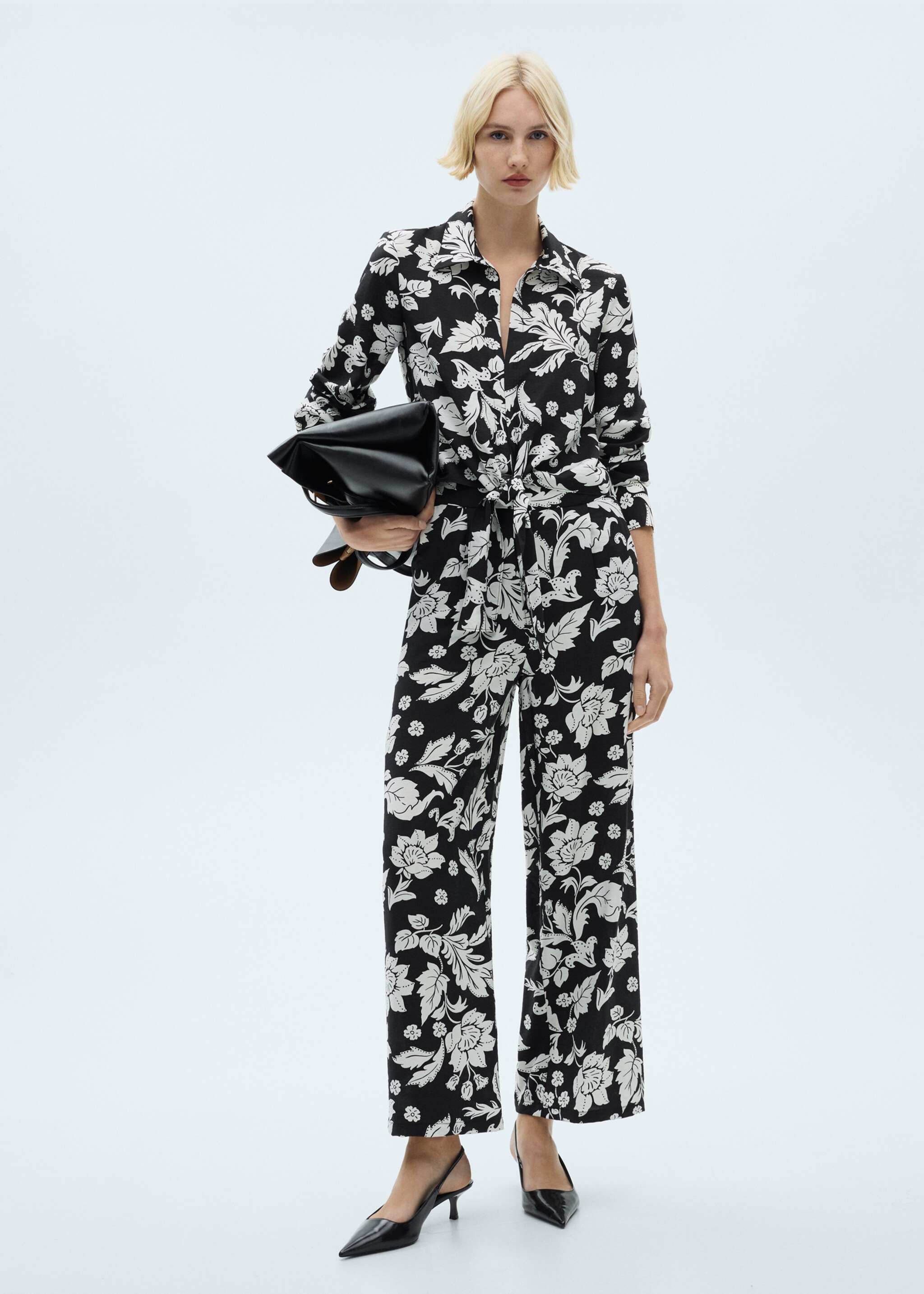 Blusa nudo estampado floral - Plano general