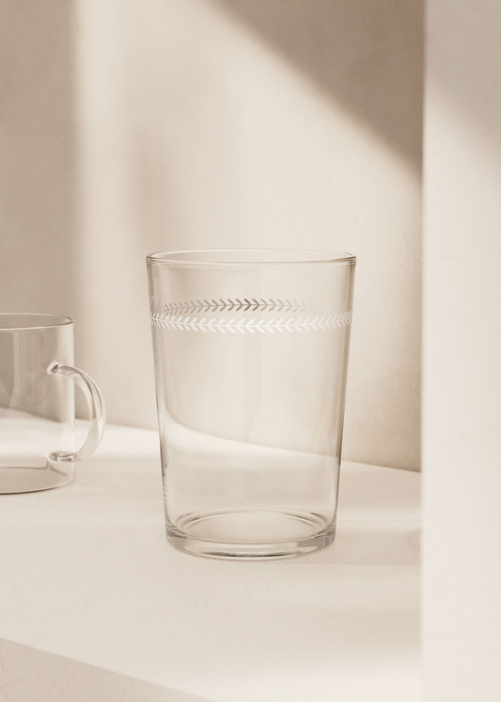 Medium glass with herringbone detail - General plane