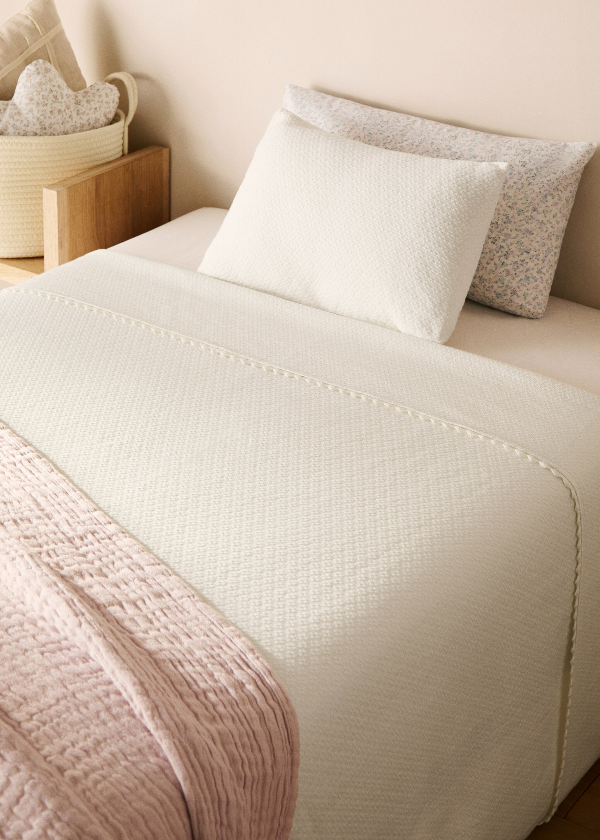 Mini cotton crib quilt with lace texture - General plane