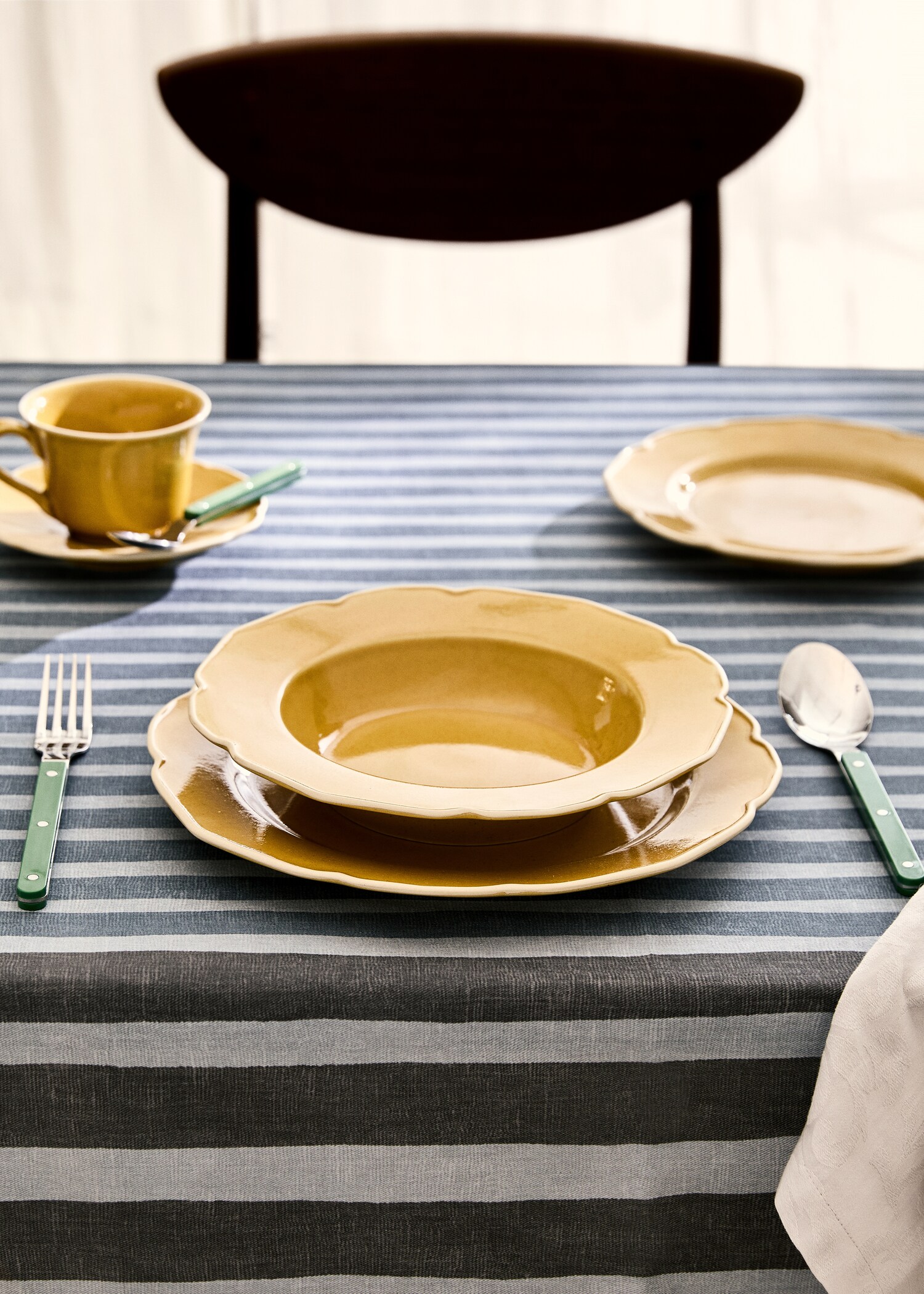 Stoneware deep plate with waves - General plane