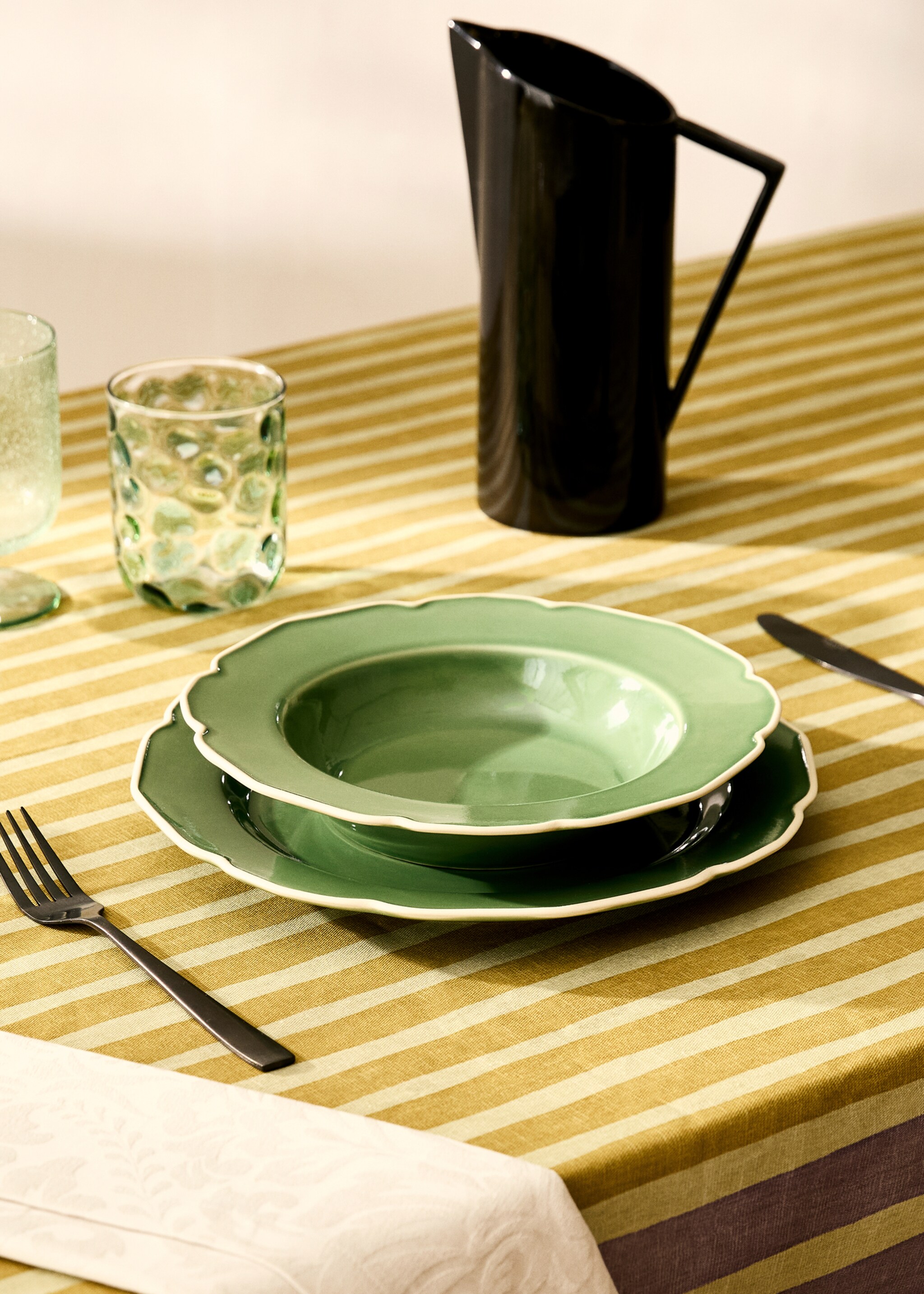 Stoneware deep plate with waves - General plane