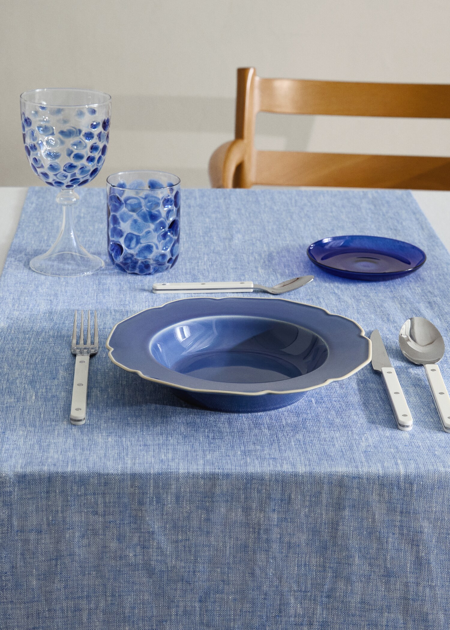 Stoneware deep plate with waves - General plane
