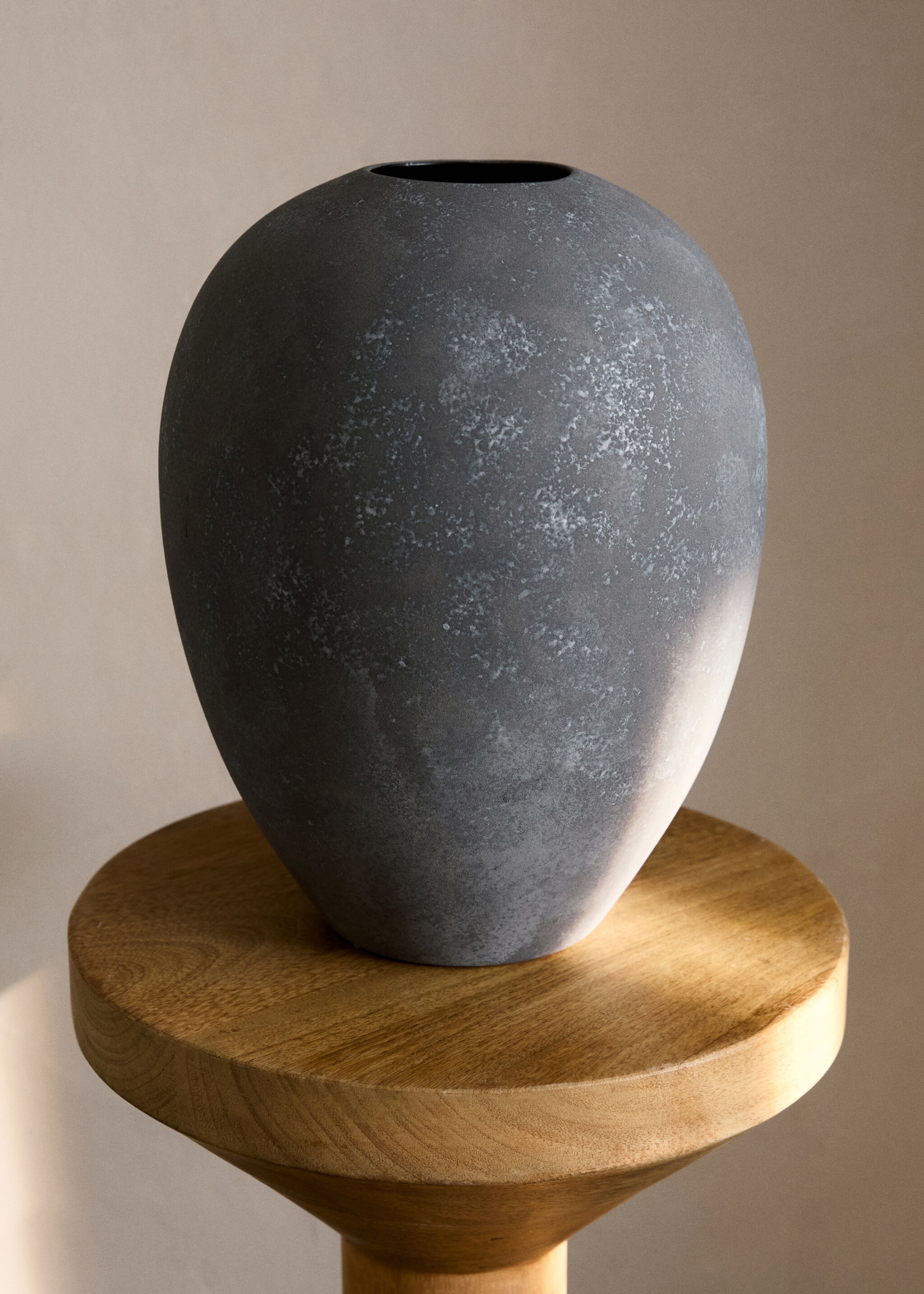 Medium matte-finish earthenware vase - General plane