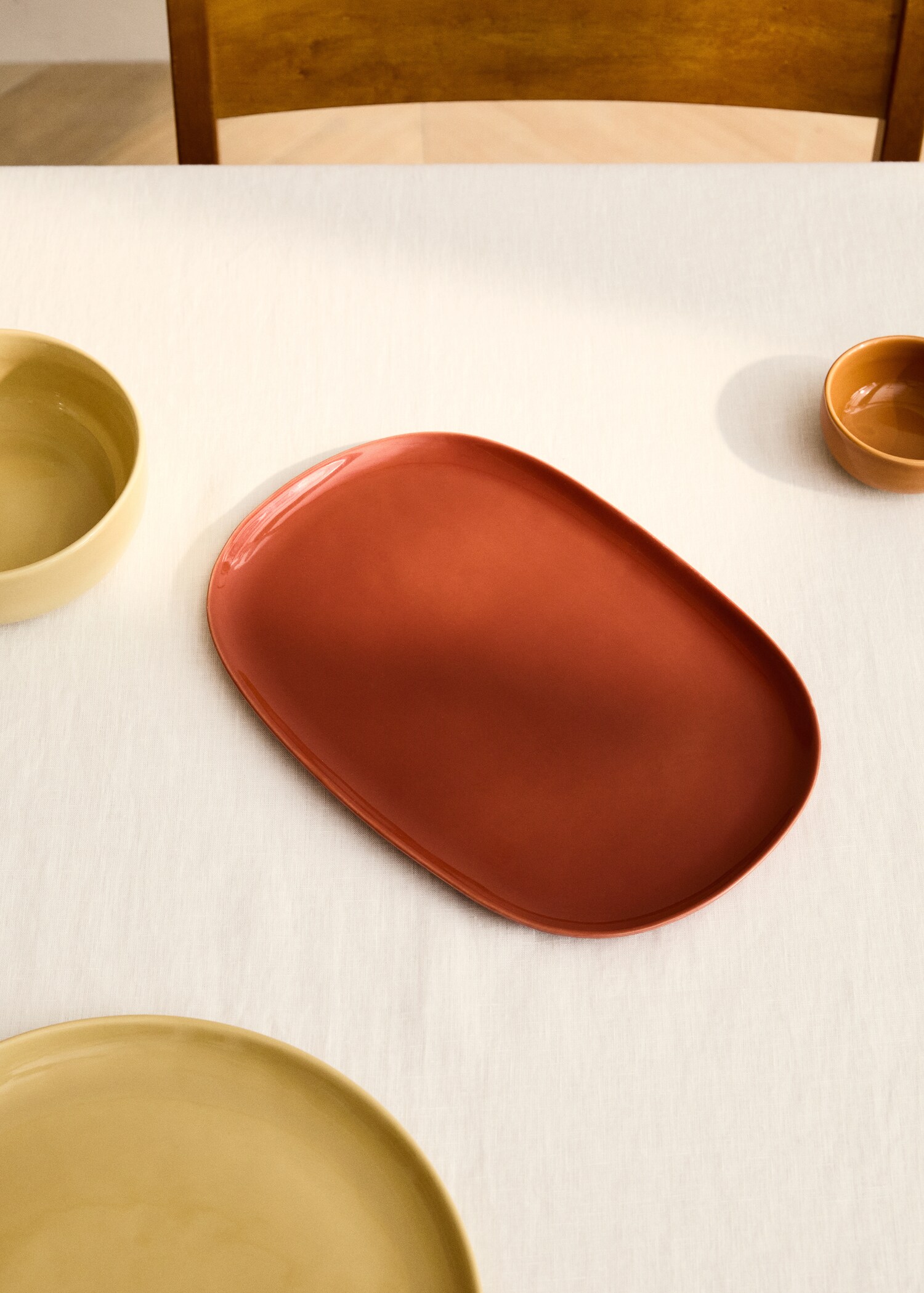 Large stoneware serving dish with plain design - General plane