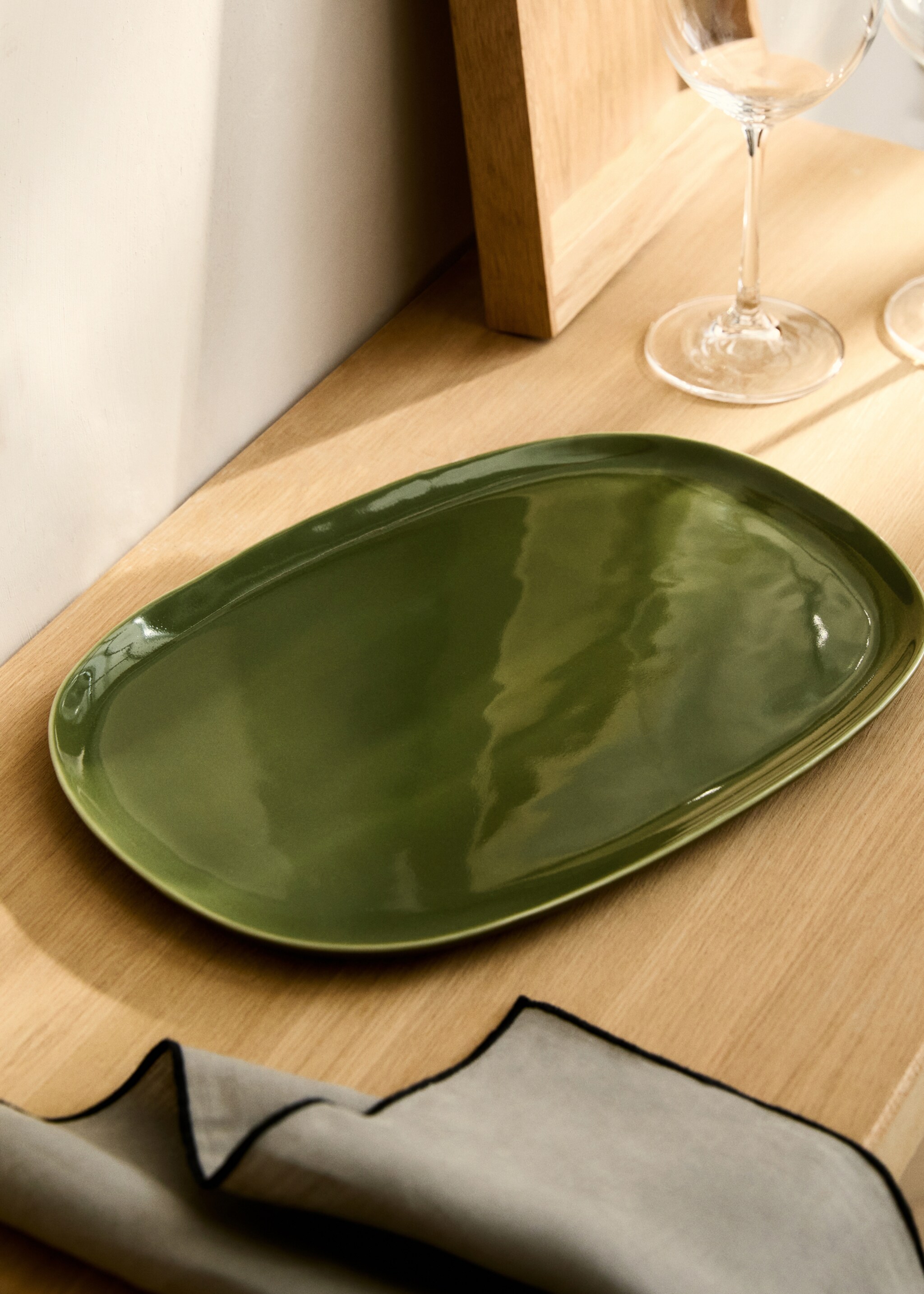 Large stoneware serving dish with plain design - General plane