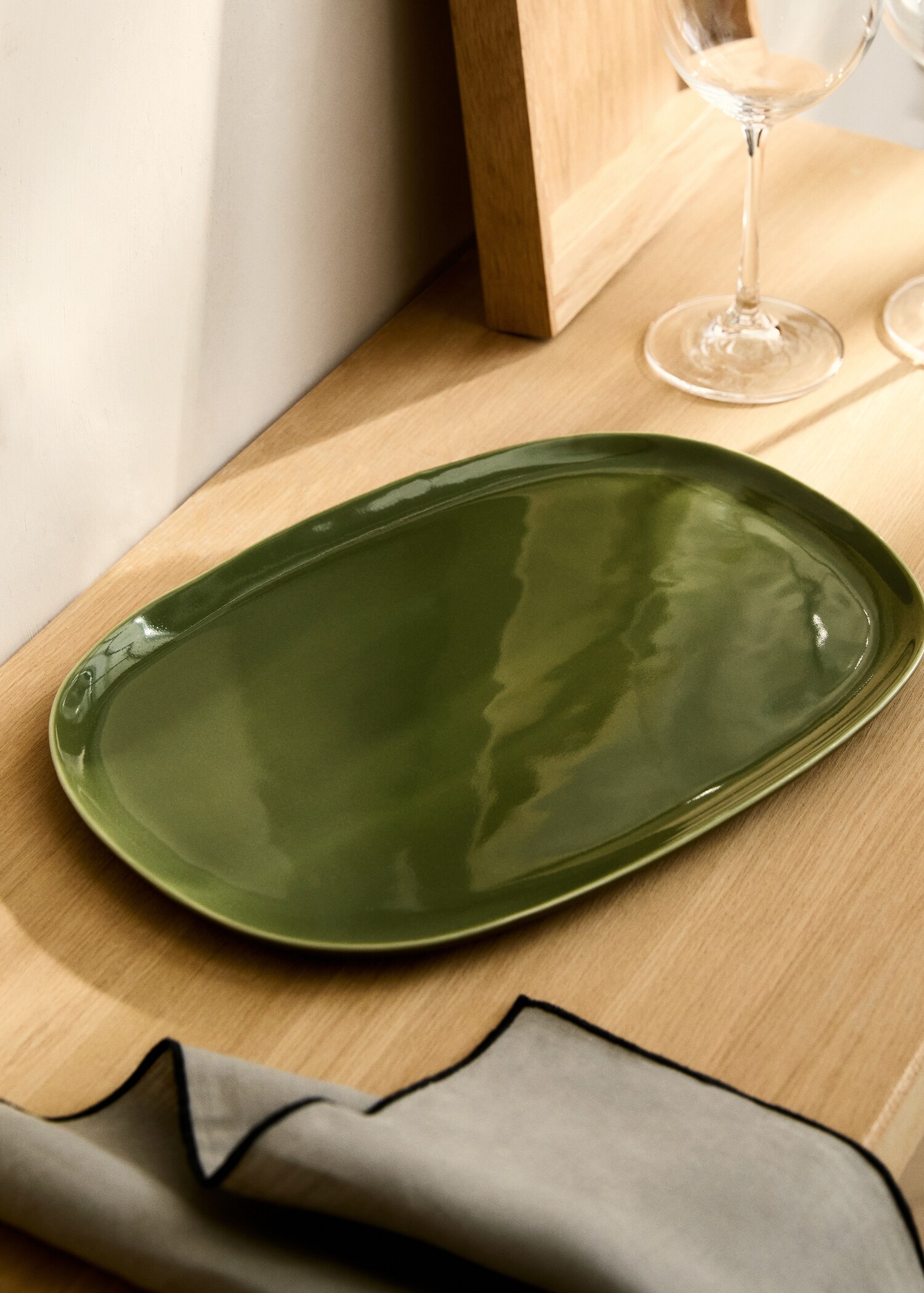 Stort serveringsfat i stengods med enkel design - Allmän bild