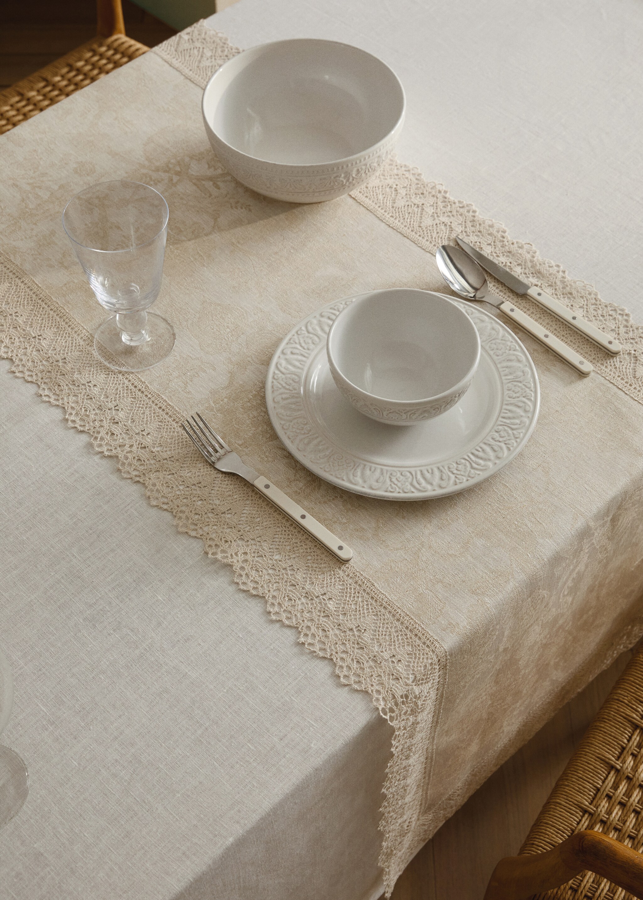 Chemin de table en lin jacquard fleuri à dentelle - Plan général
