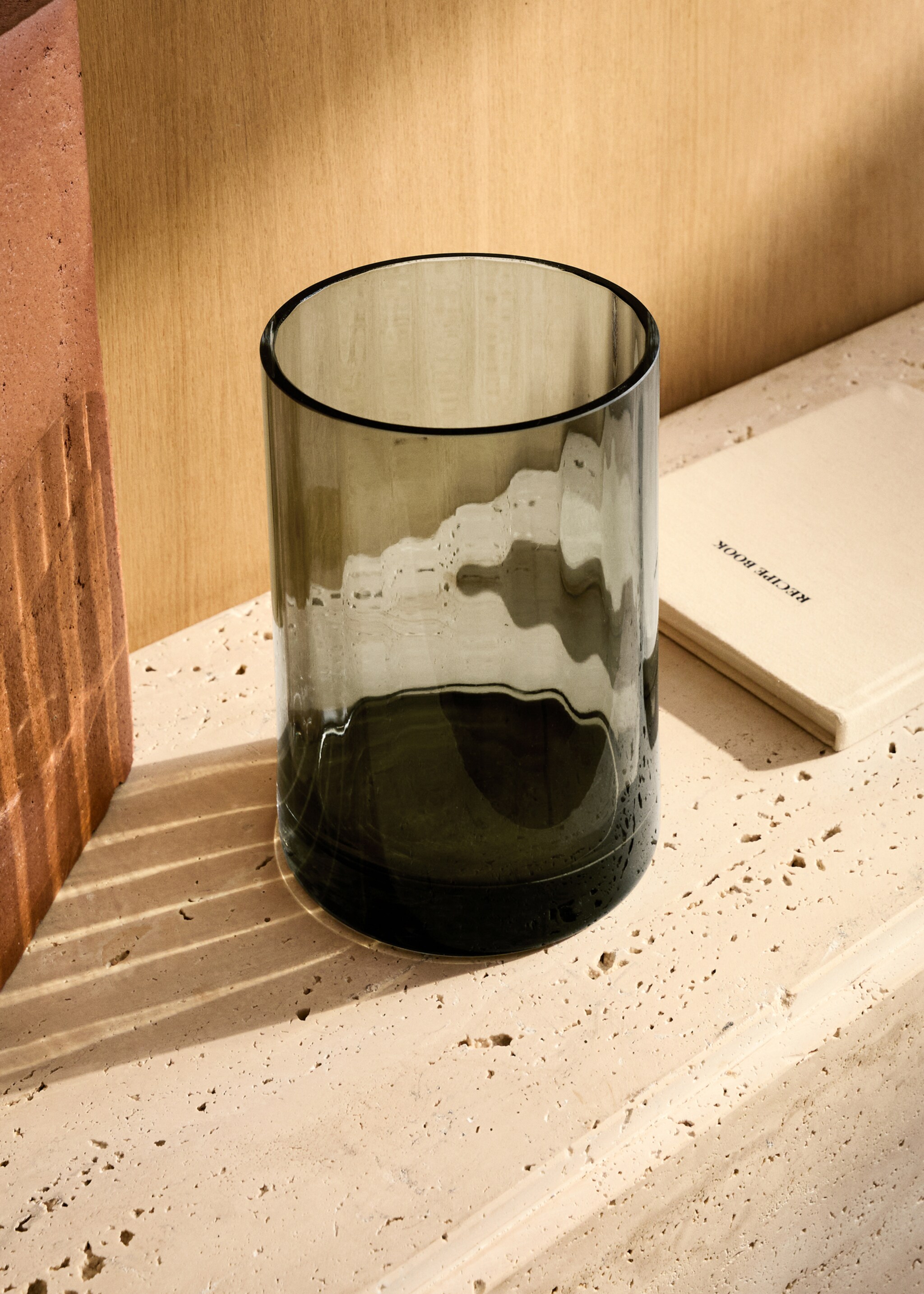 Medium hand-blown glass vase - General plane