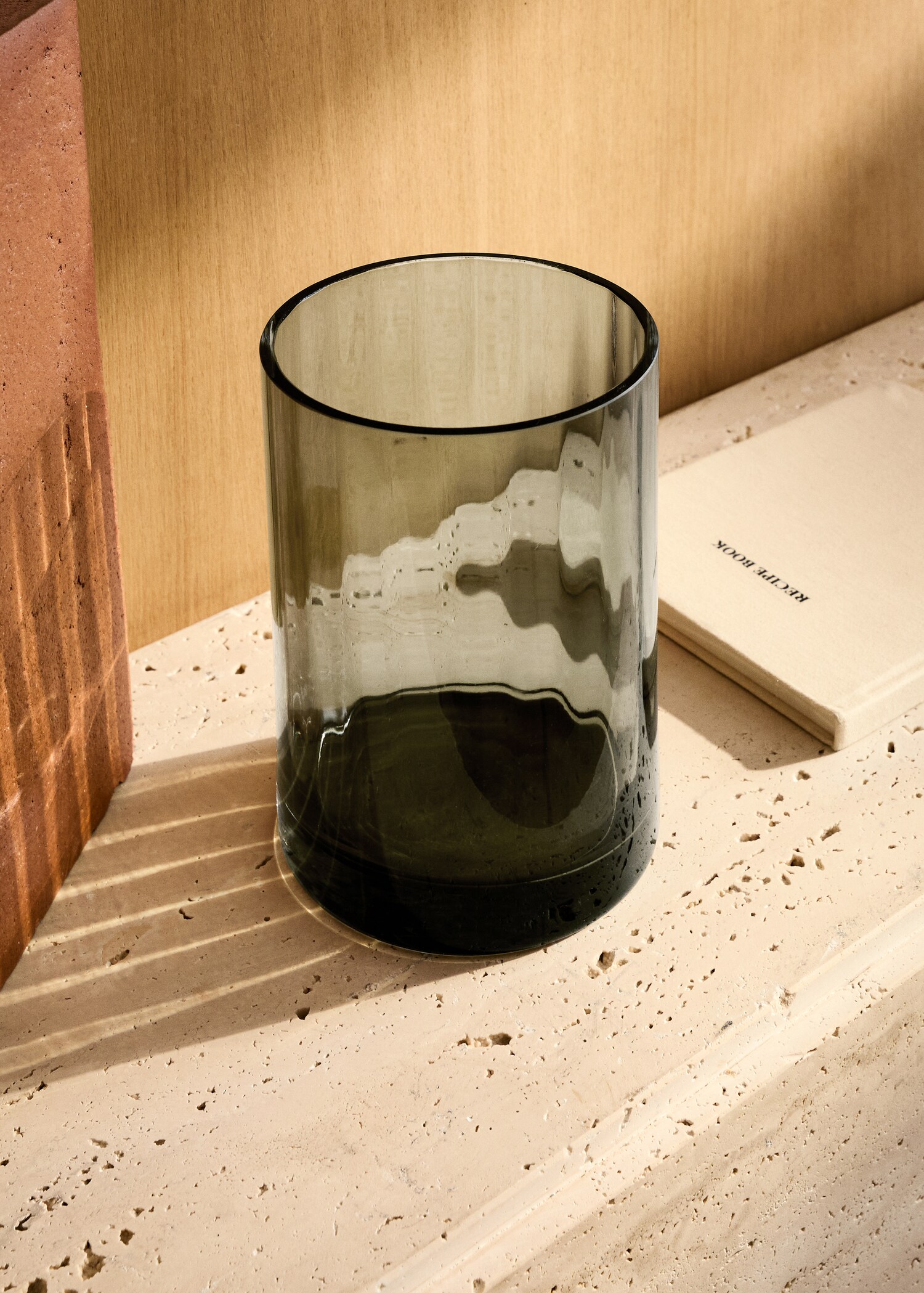 Medium hand-blown glass vase - General plane