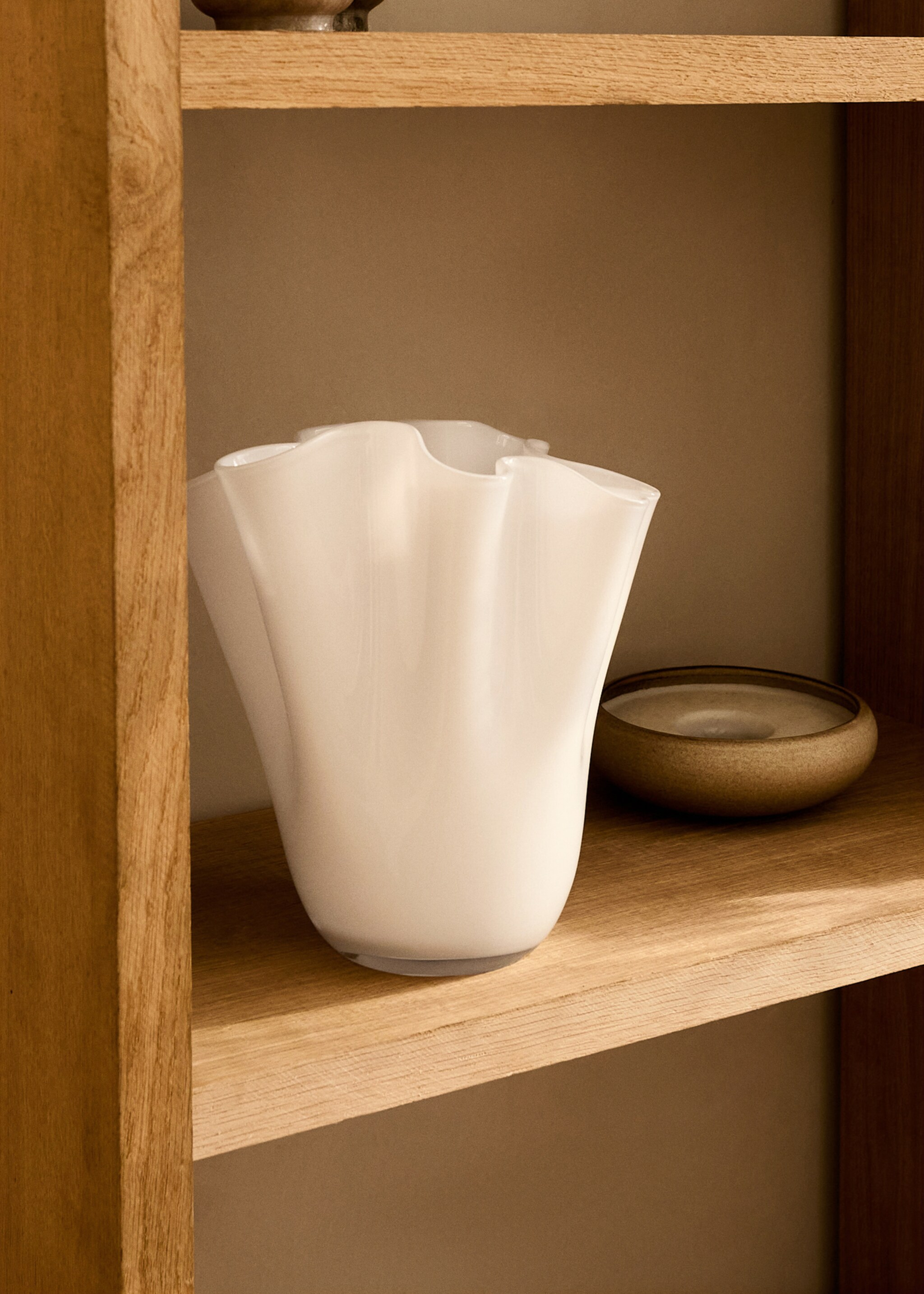 Irregular hand-blown glass vase - General plane