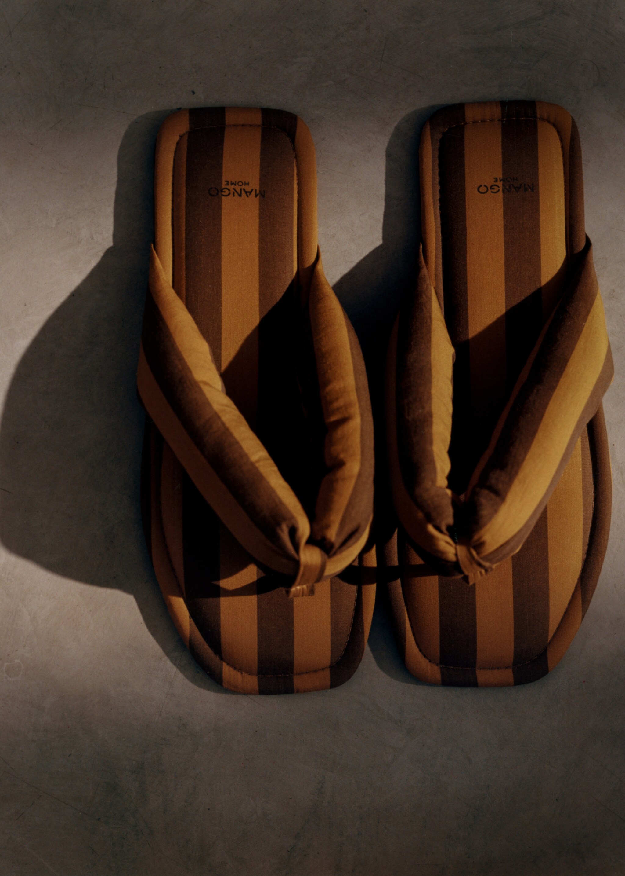 Open-knit striped sneakers - General plane