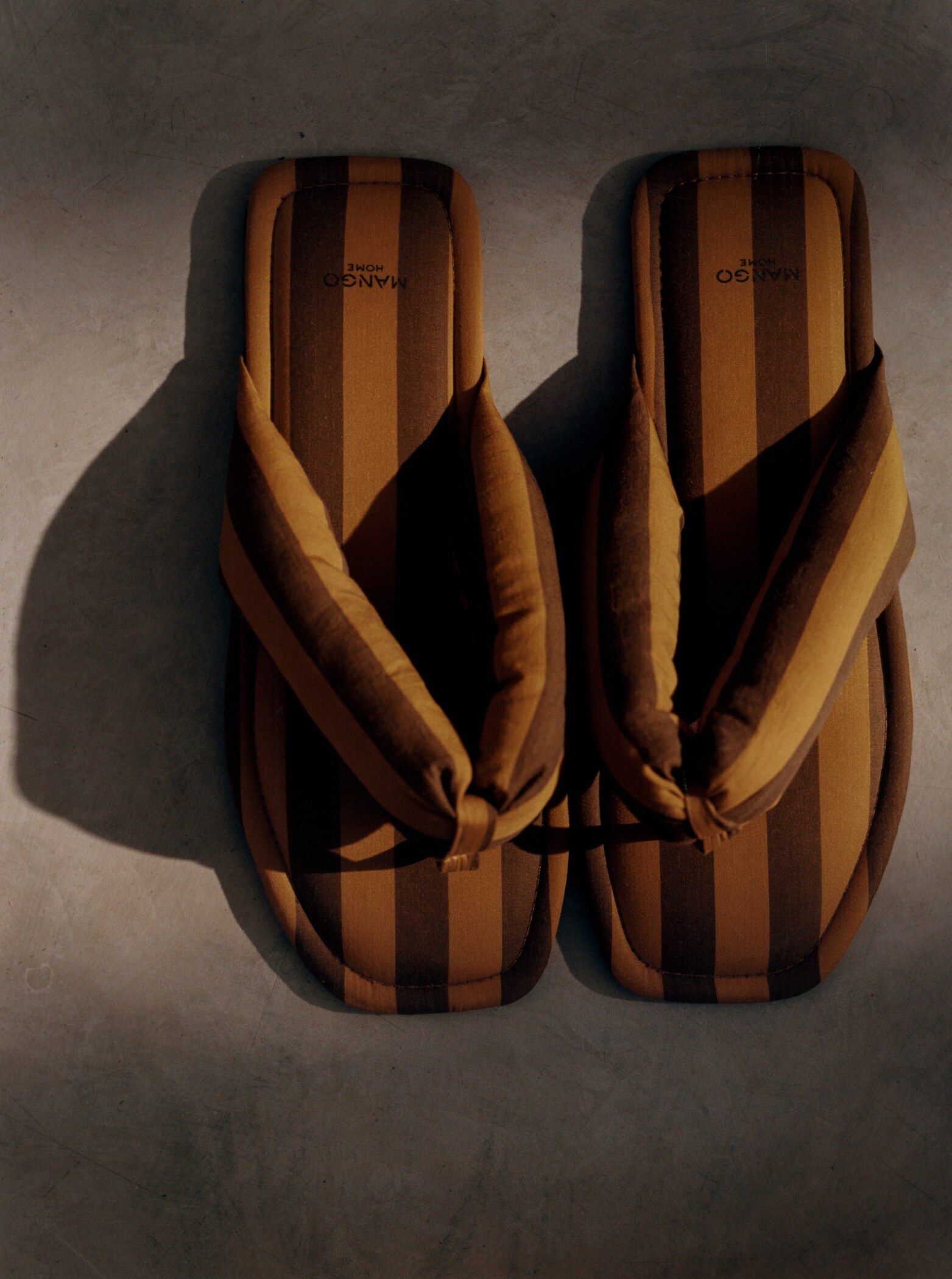 Open-knit striped sneakers - General plane