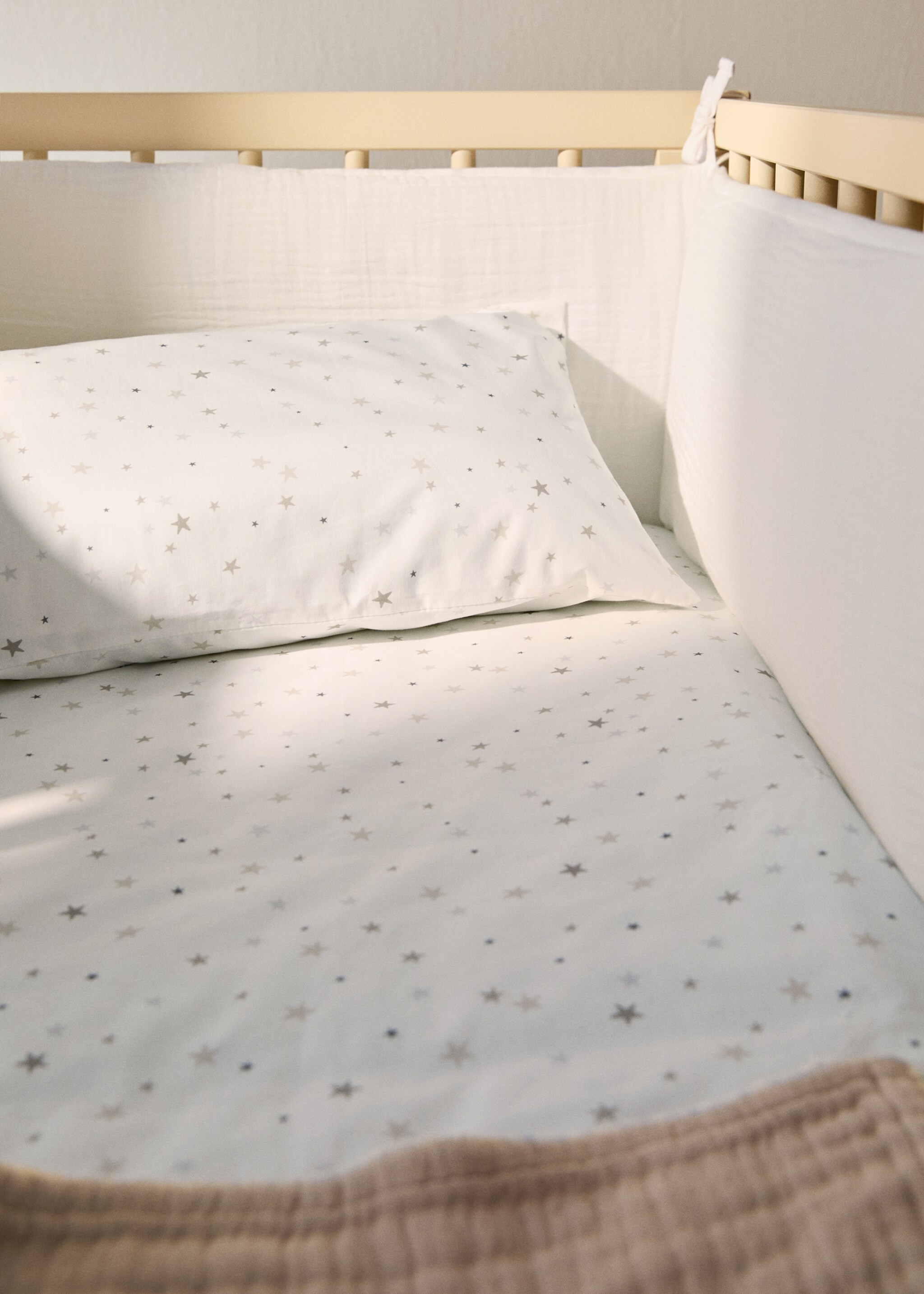 Children’s cotton gauze cot protector - General plane, Ecru. Ref: 87043655-00.