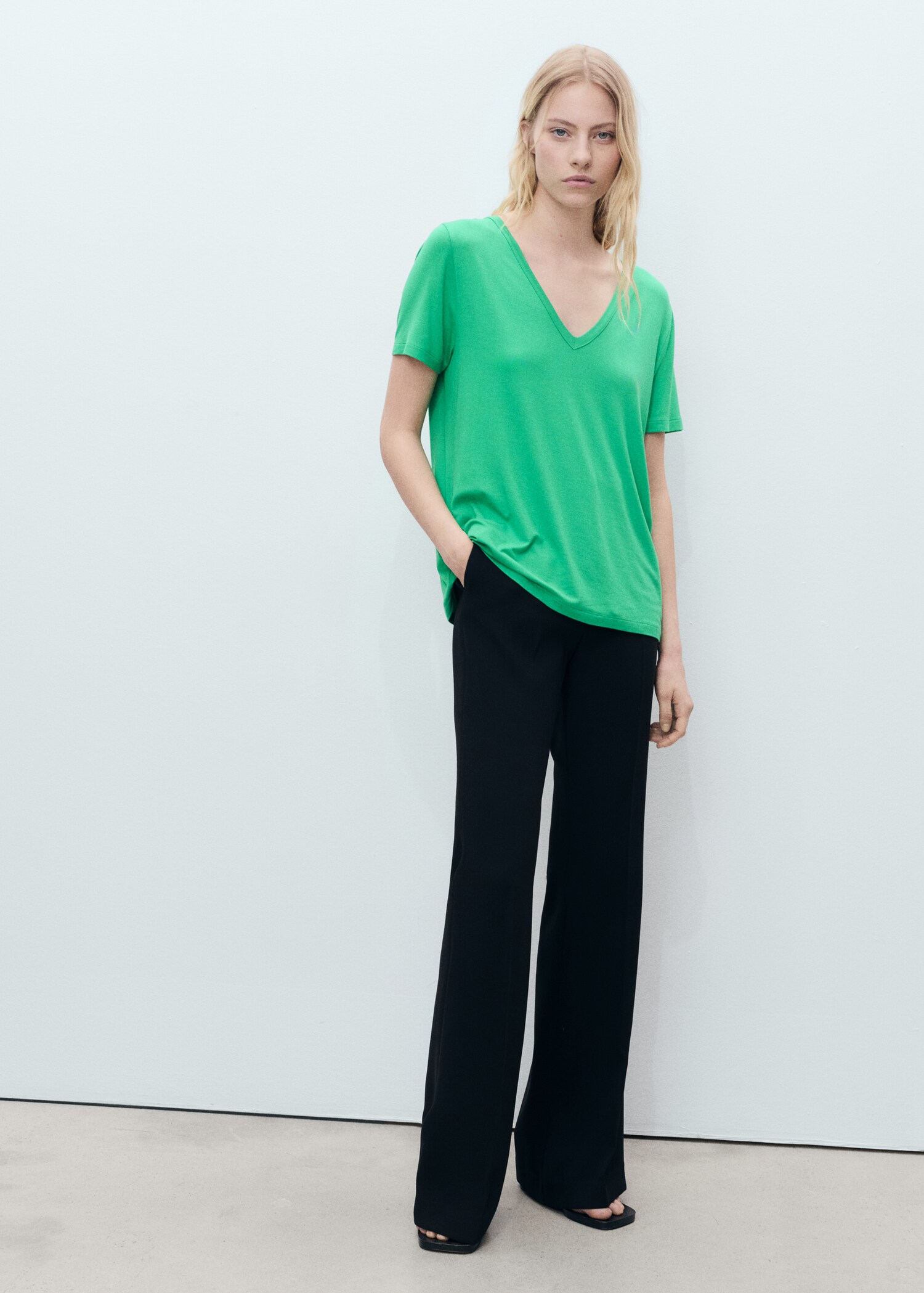 V-neck T-shirt - General plane