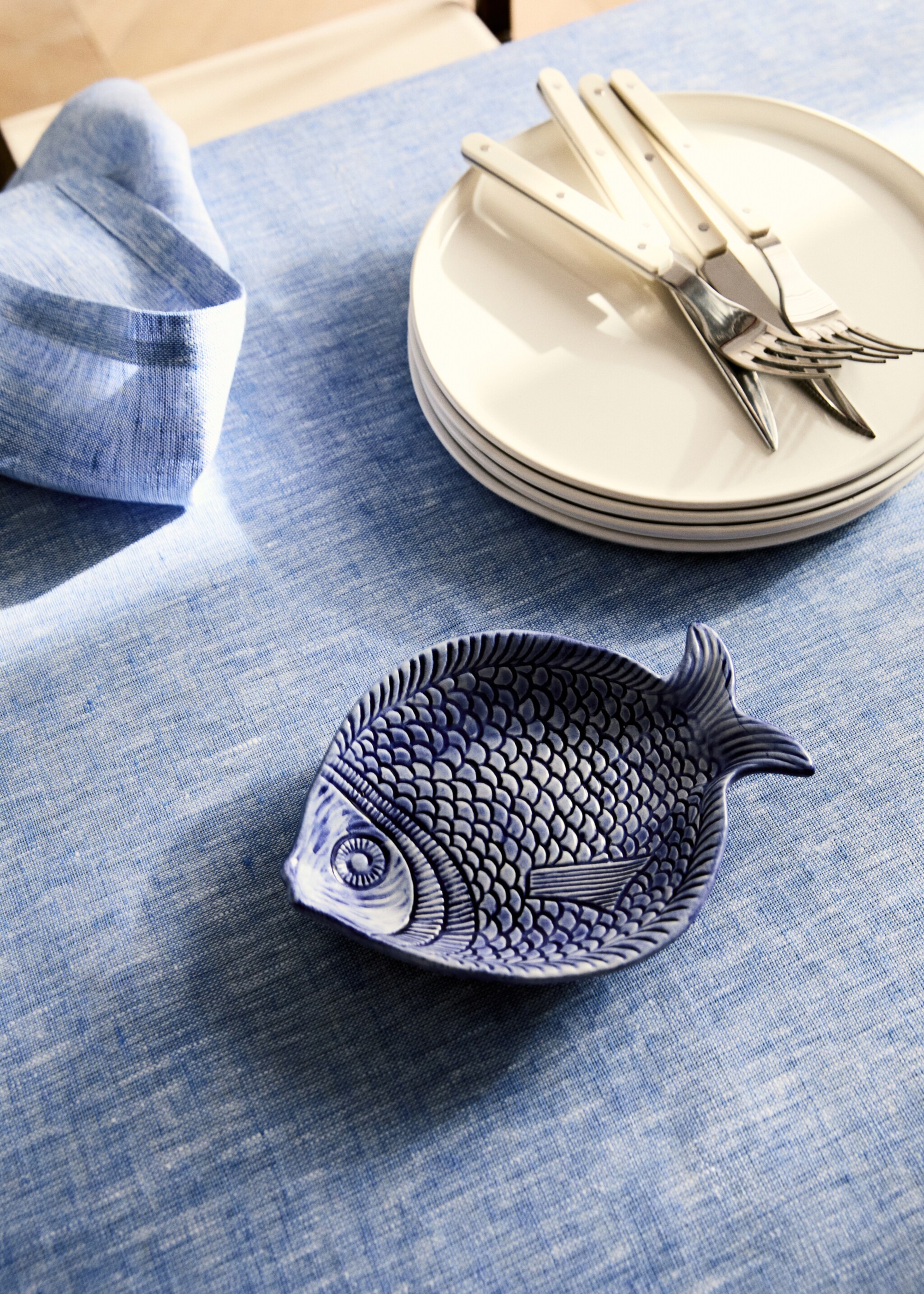 Small stoneware fountain with fish relief - General plane