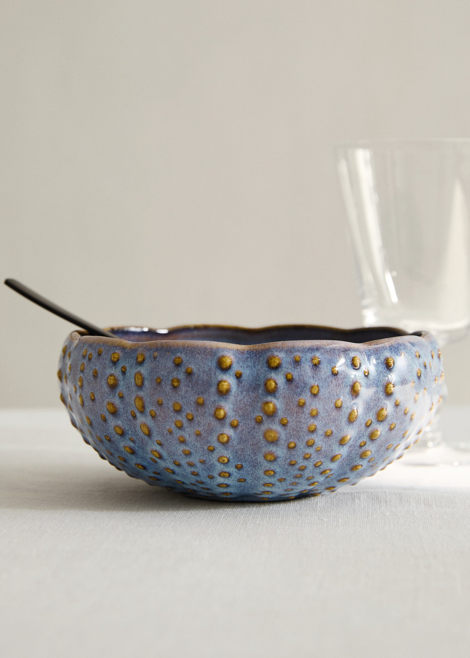 Large hedgehog stoneware bowl - General plane