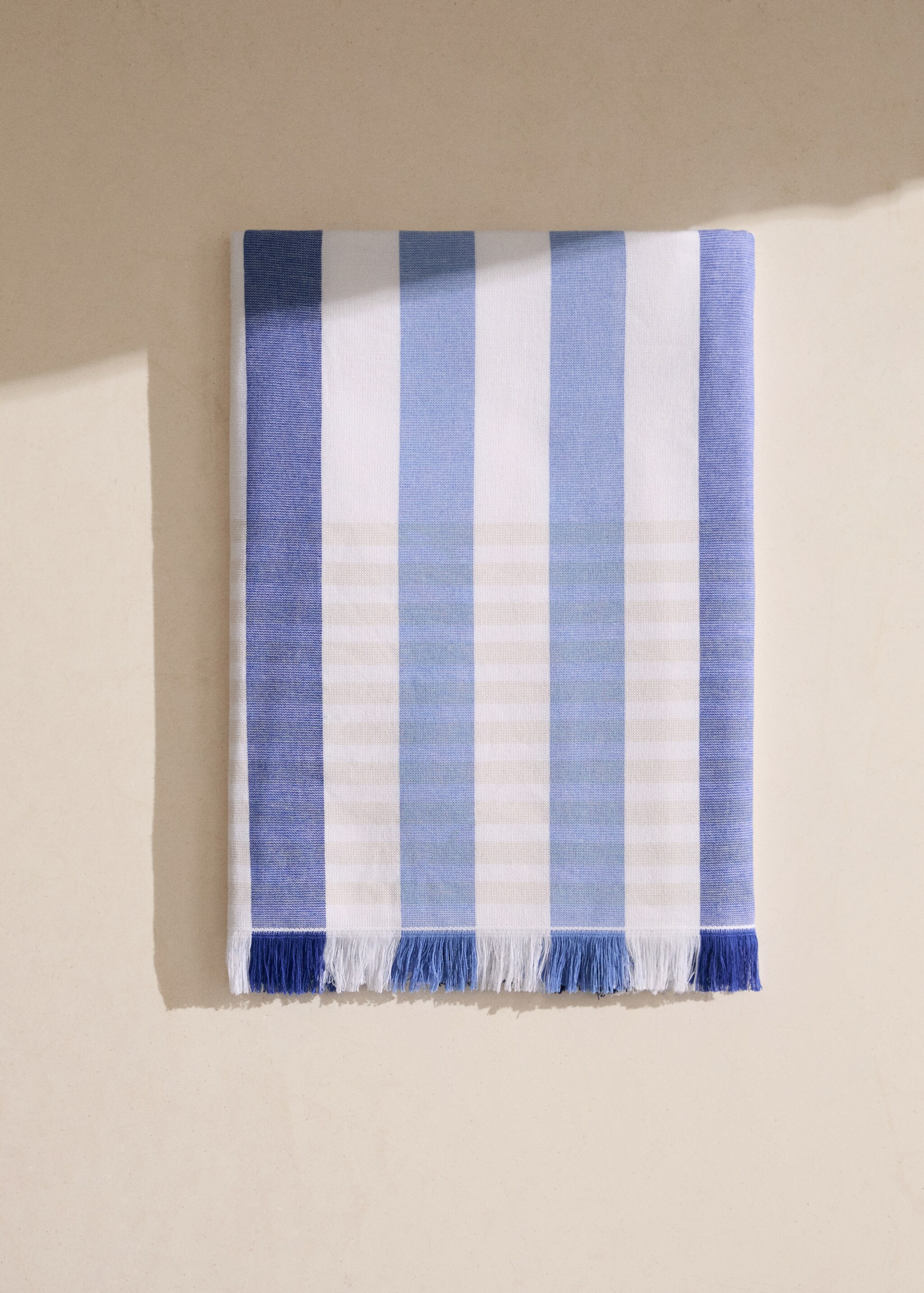 Beach towel with multi-coloured stripes and fringes - General plane
