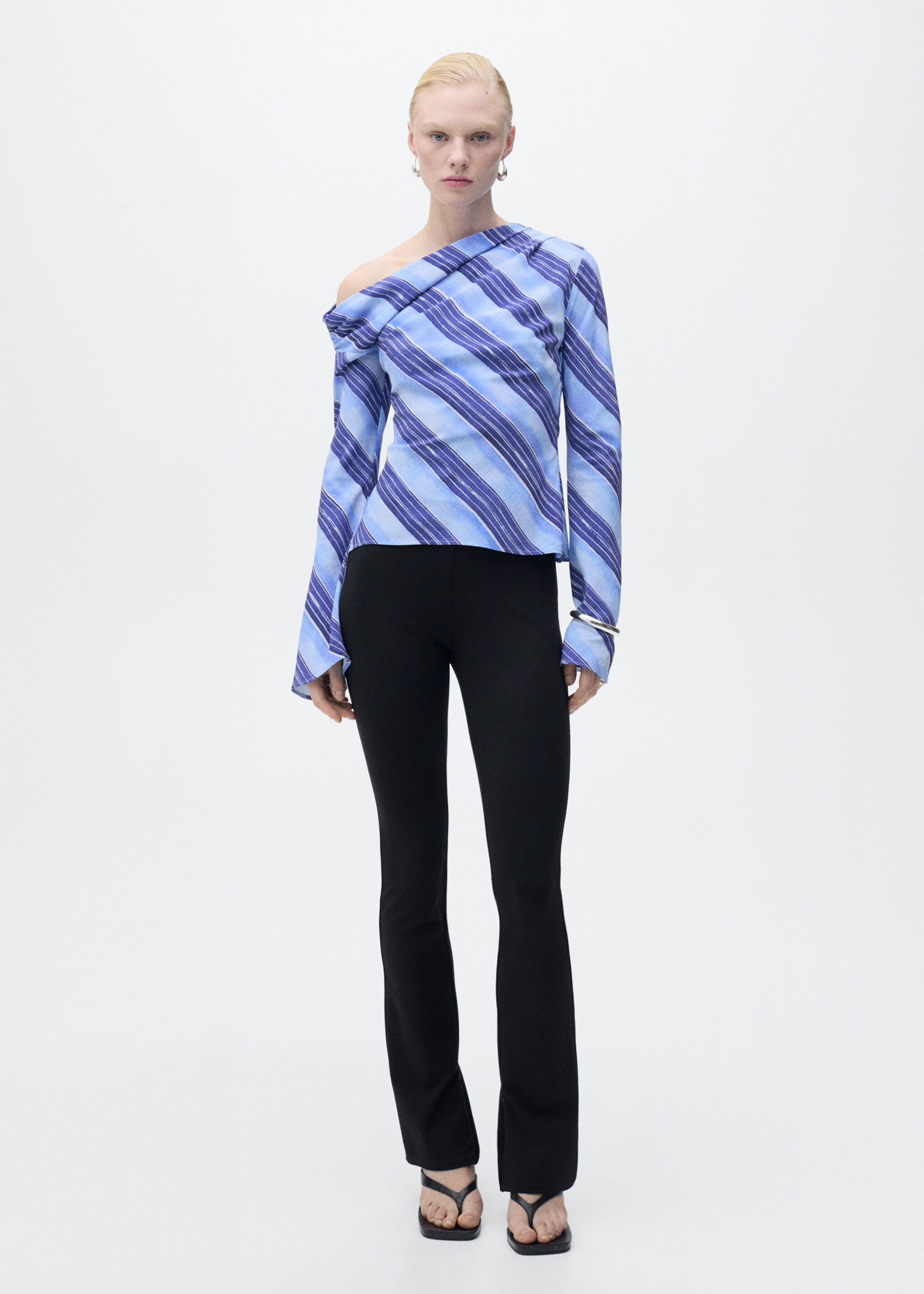 Asymmetrisk stripete bluse - Total bildeutsnitt