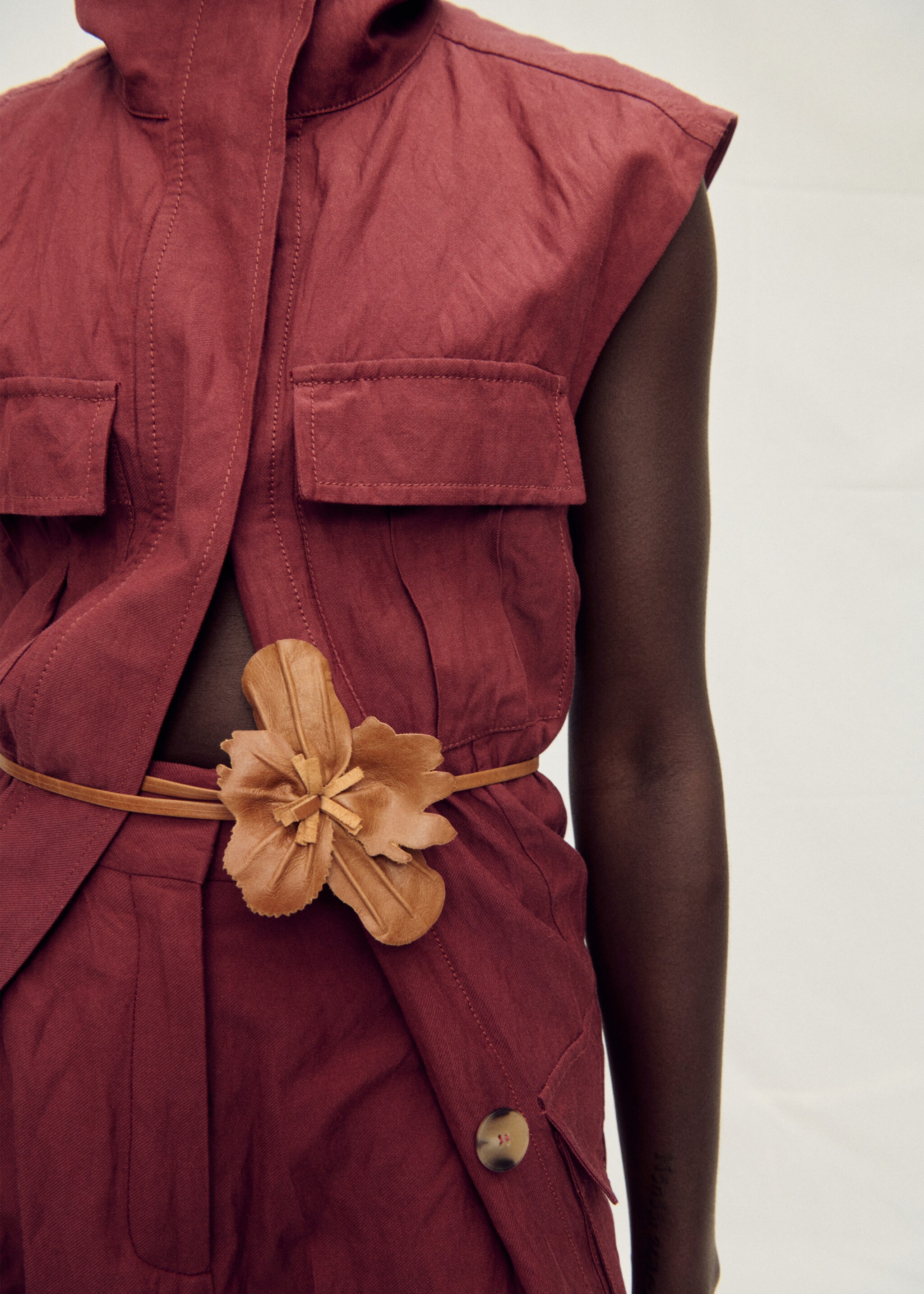 Thin leather belt with flower detail - General plane