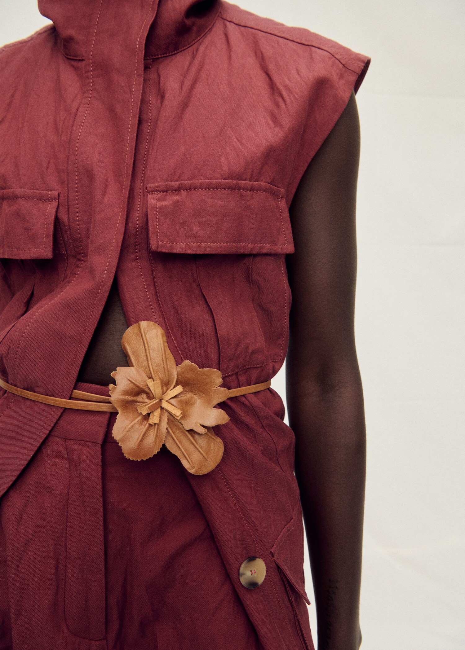 Thin leather belt with flower detail - General plane