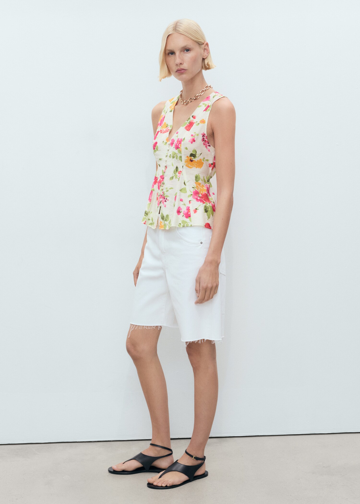 Figursydd bluse med blomster og knapper - Total bildeutsnitt