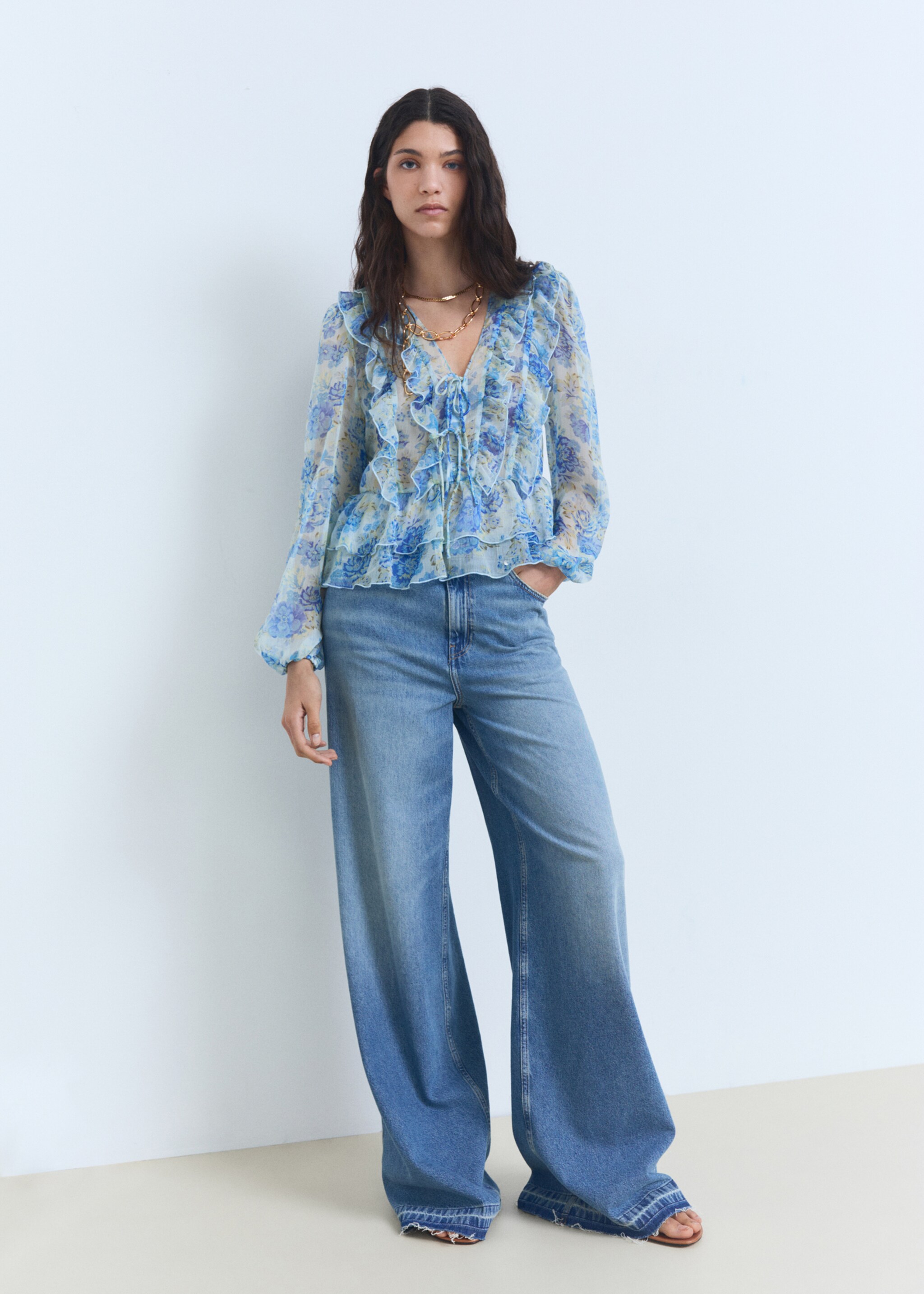 Blusa floral volantes - Plano general