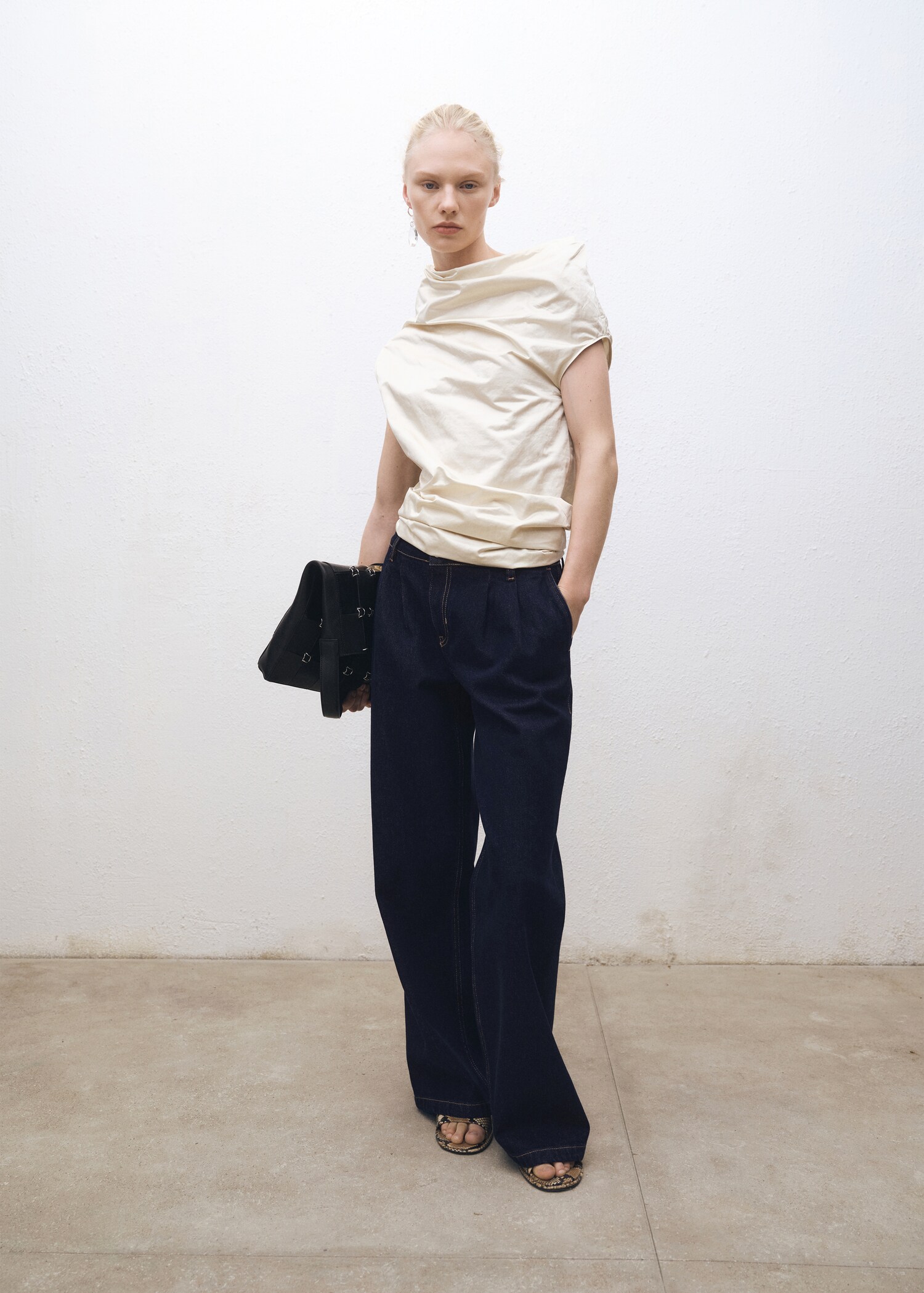 Rinse-wash wide-leg jeans with pleats - General plane