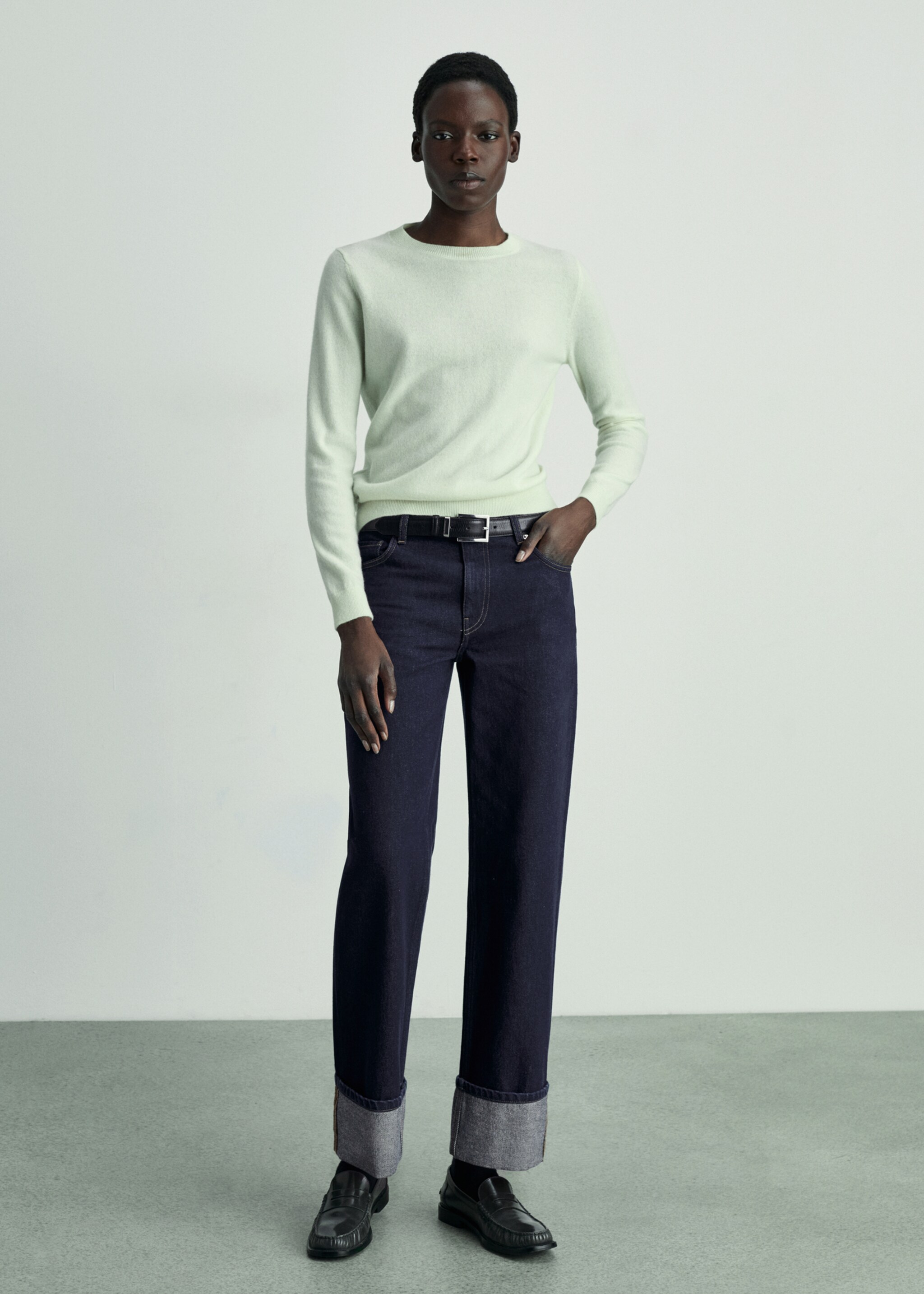 Jeans rinse wash bajo vuelto - Plano general