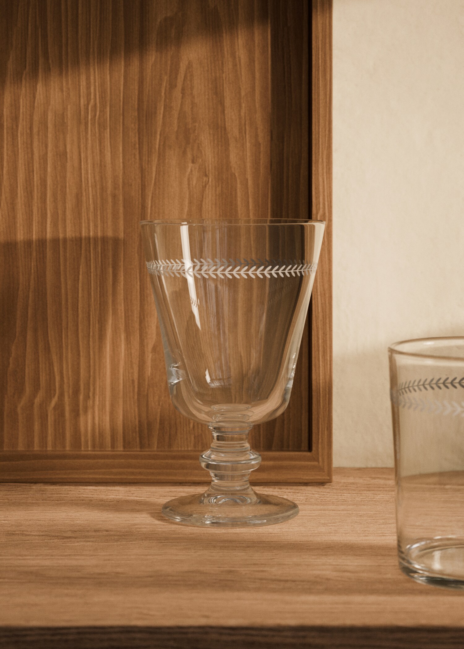 Cup with herringbone detail - General plane