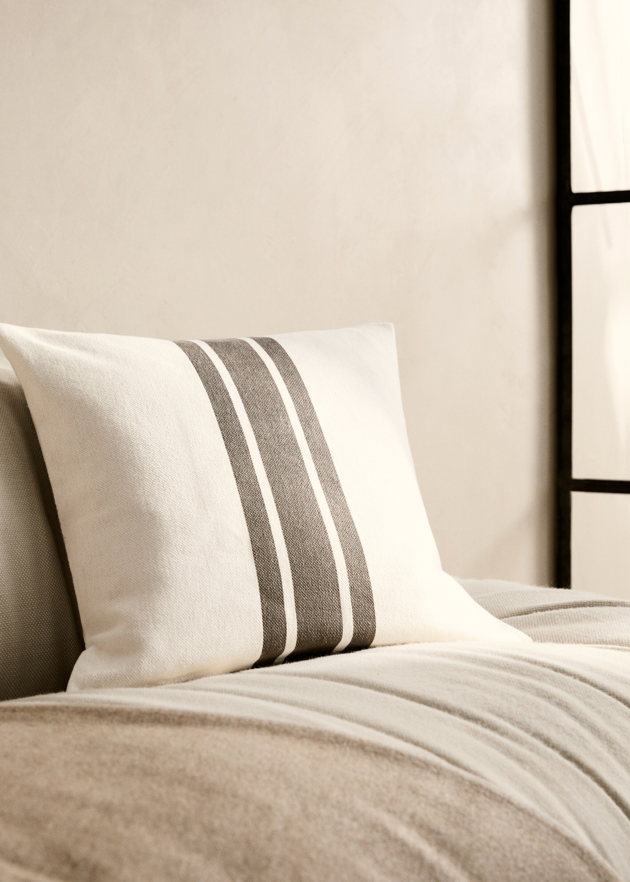 Cushion cover with stripe detail 45x45 cm - General plane