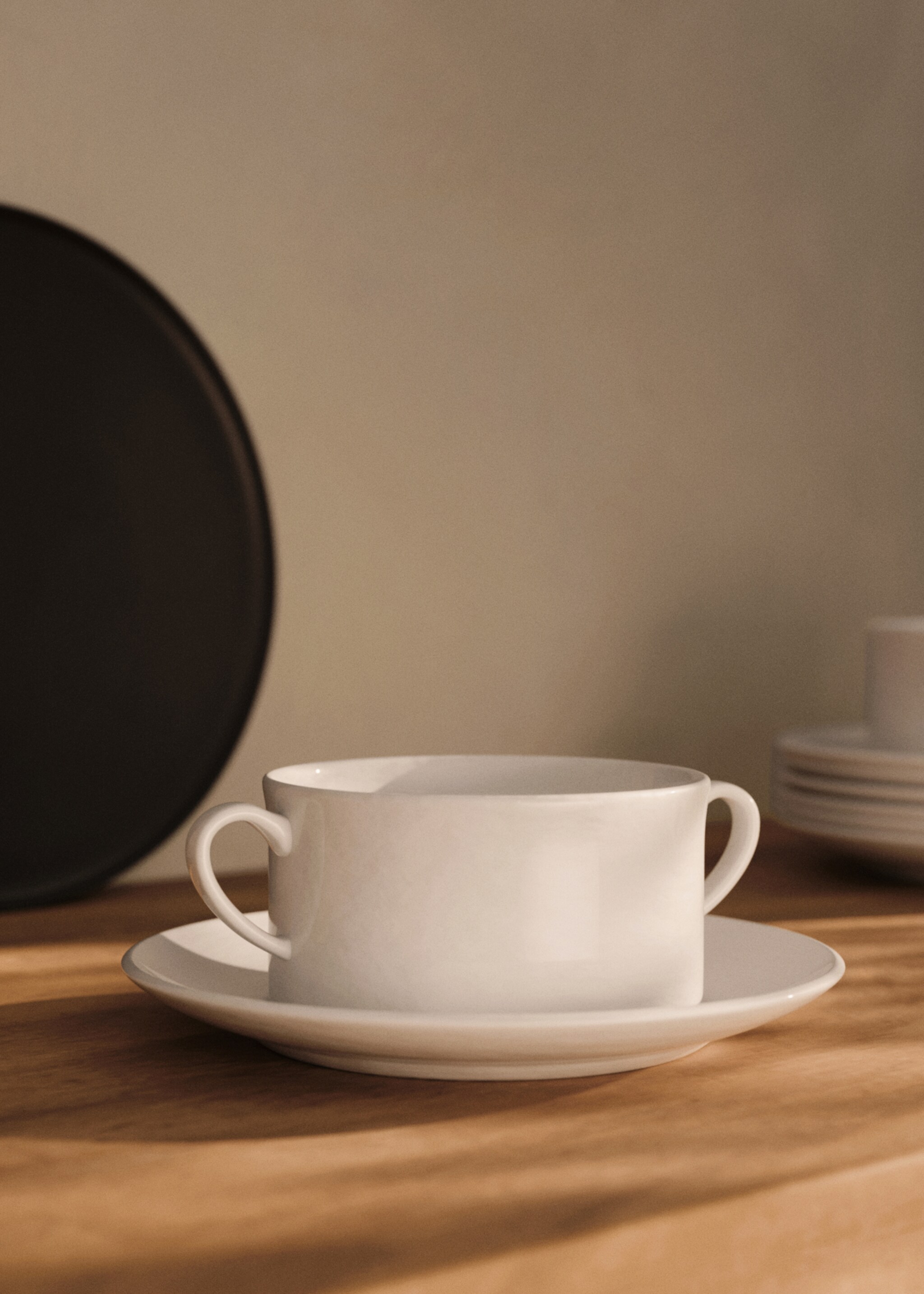 Велика чашка та блюдце з кераміки Bone China - Загальний план