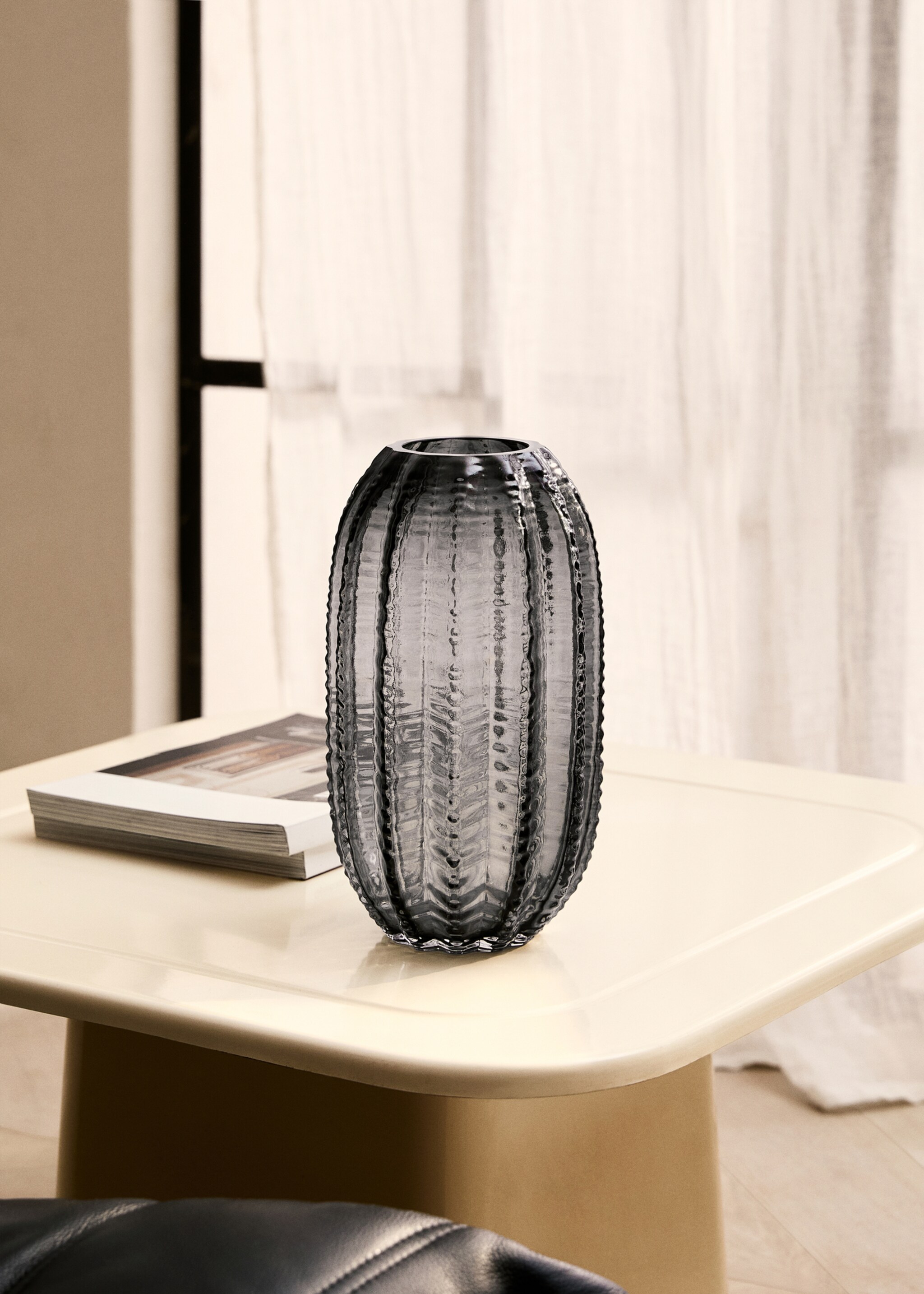 Embossed glass vase - General plane