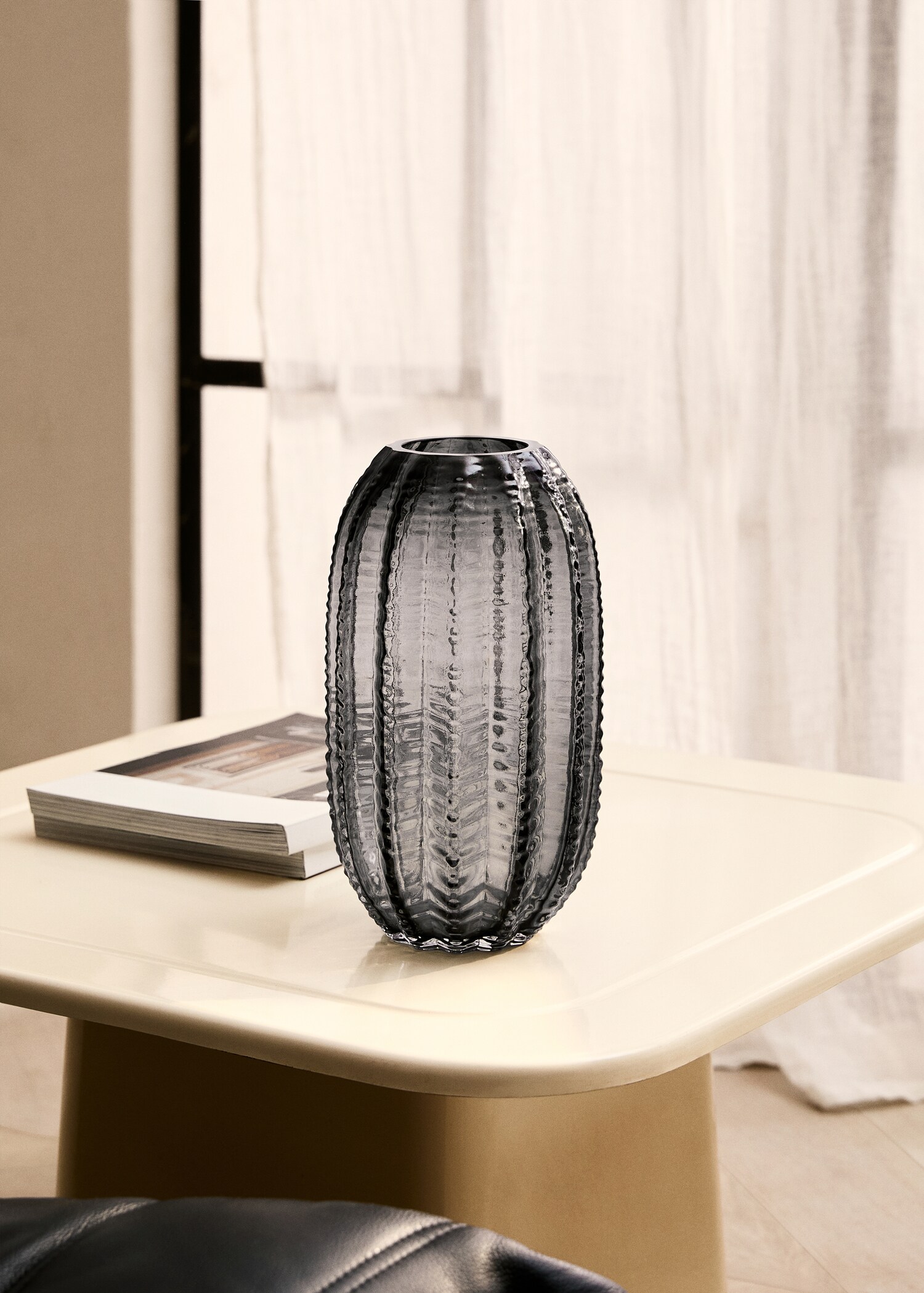 Embossed glass vase - General plane