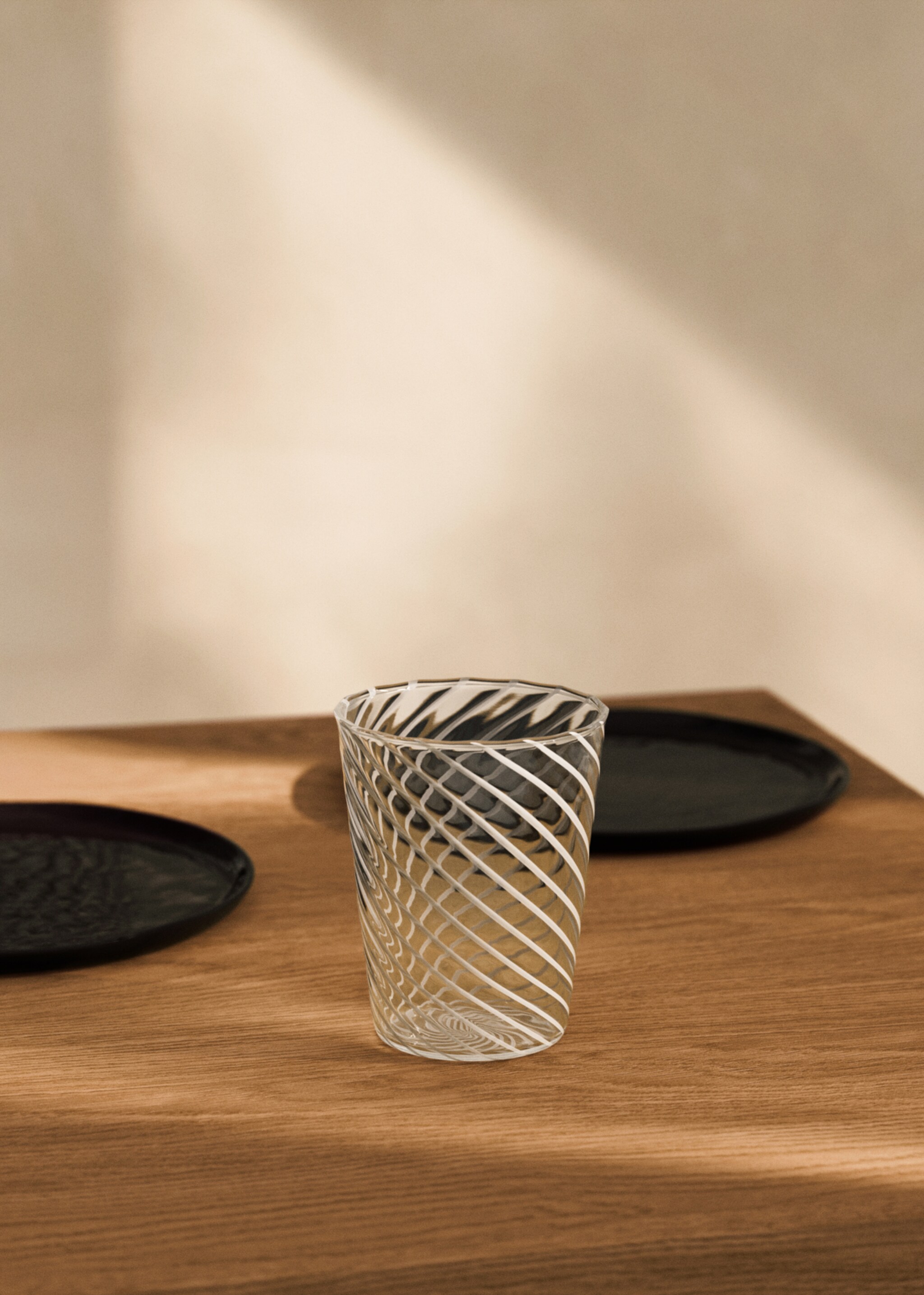 Kleines Borosilikat-Trinkglas mit farbiger Spirale - Allgemeine Ansicht