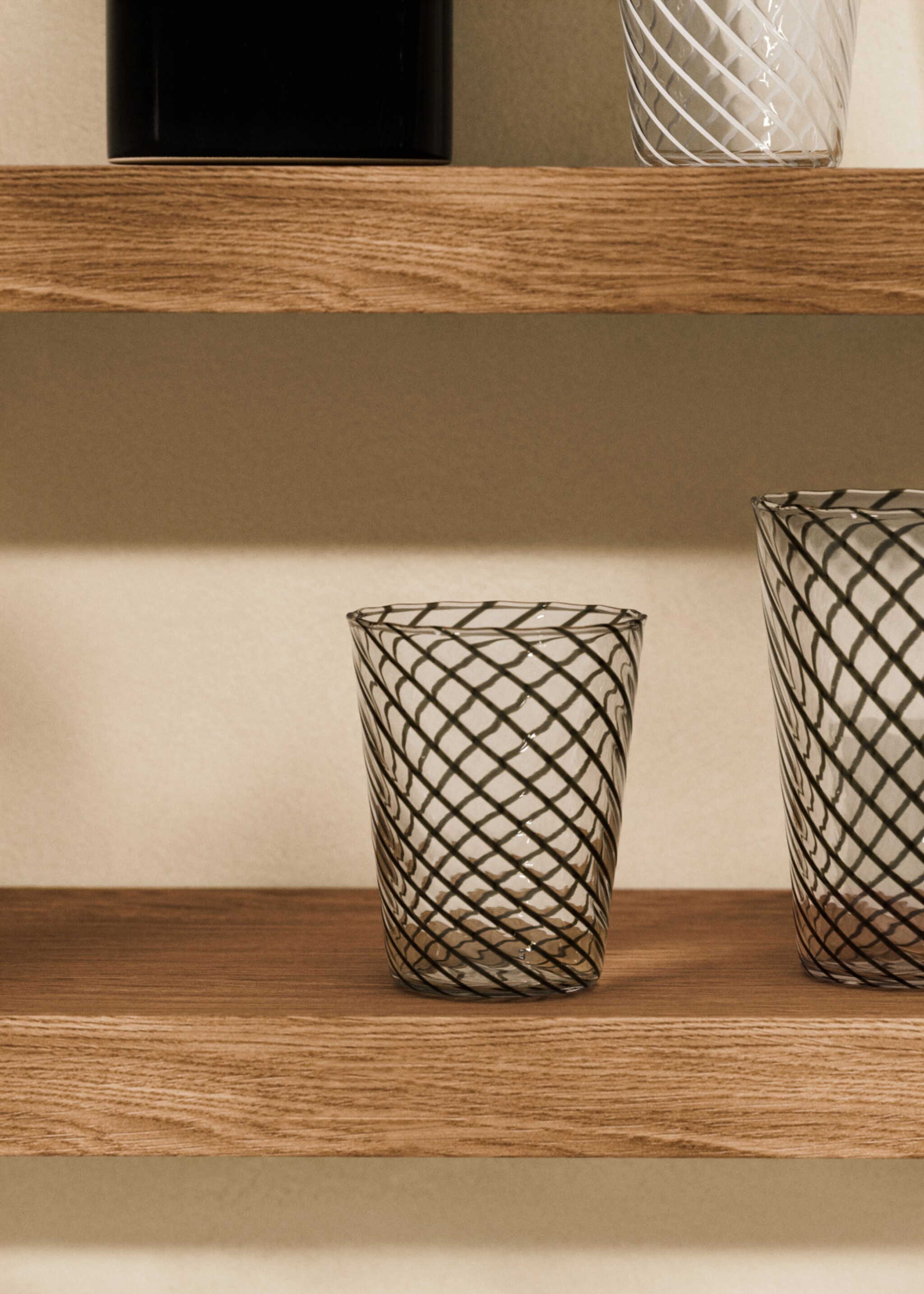 Kleines Borosilikat-Trinkglas mit farbiger Spirale - Allgemeine Ansicht