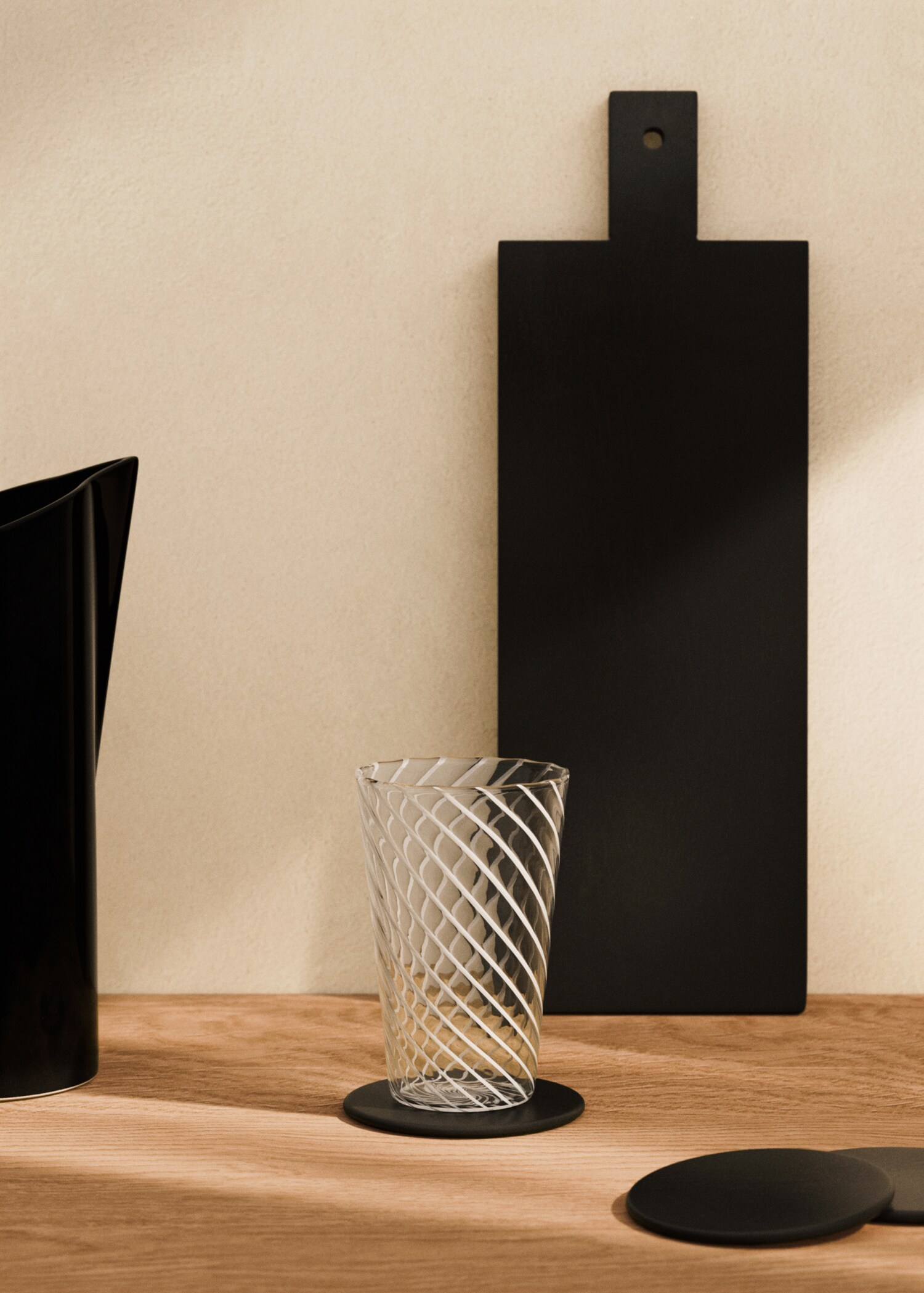 Mittelgroßes Borosilikat-Trinkglas mit farbiger Spirale - Allgemeine Ansicht