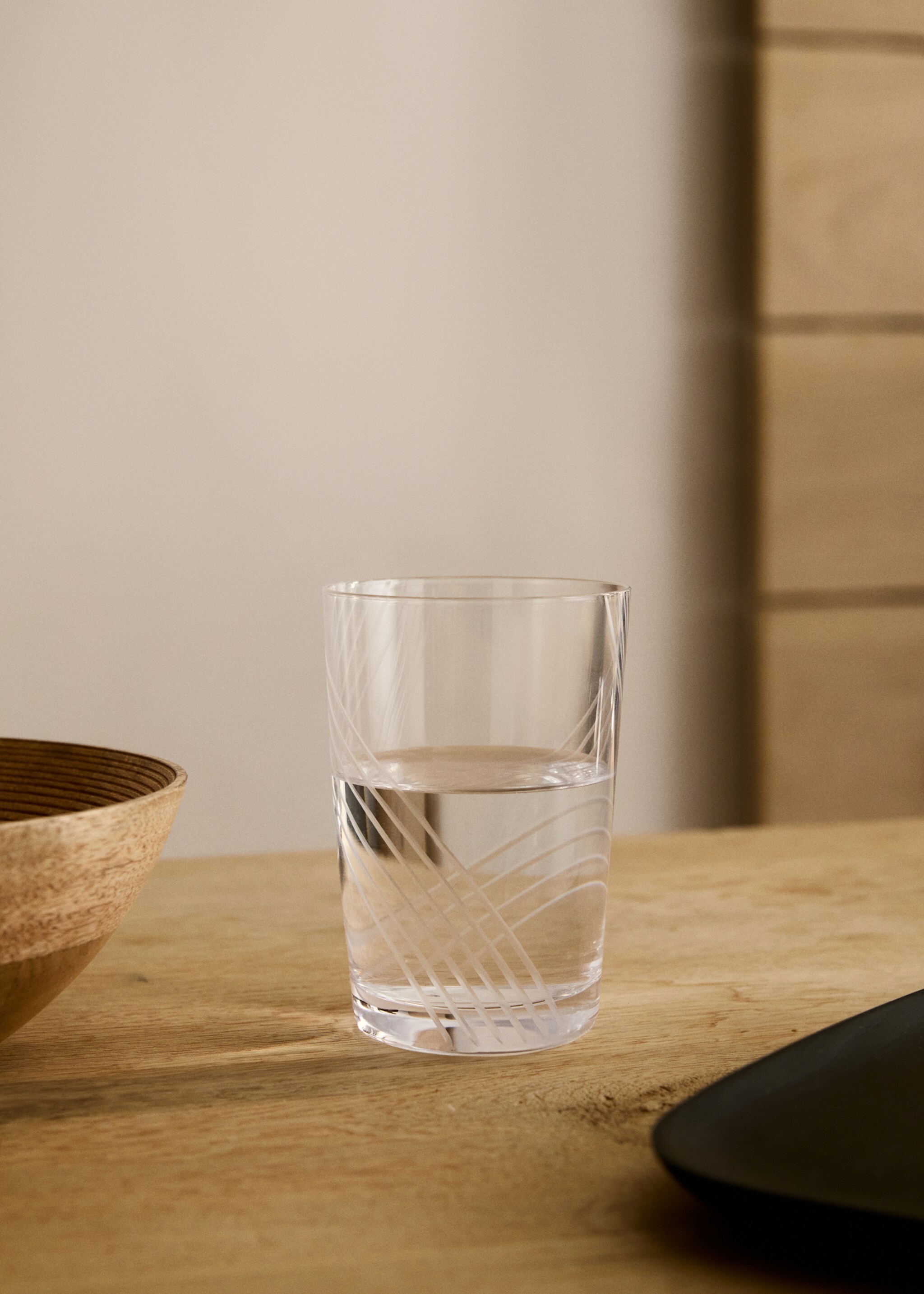Wave-carved glass tumbler - General plane
