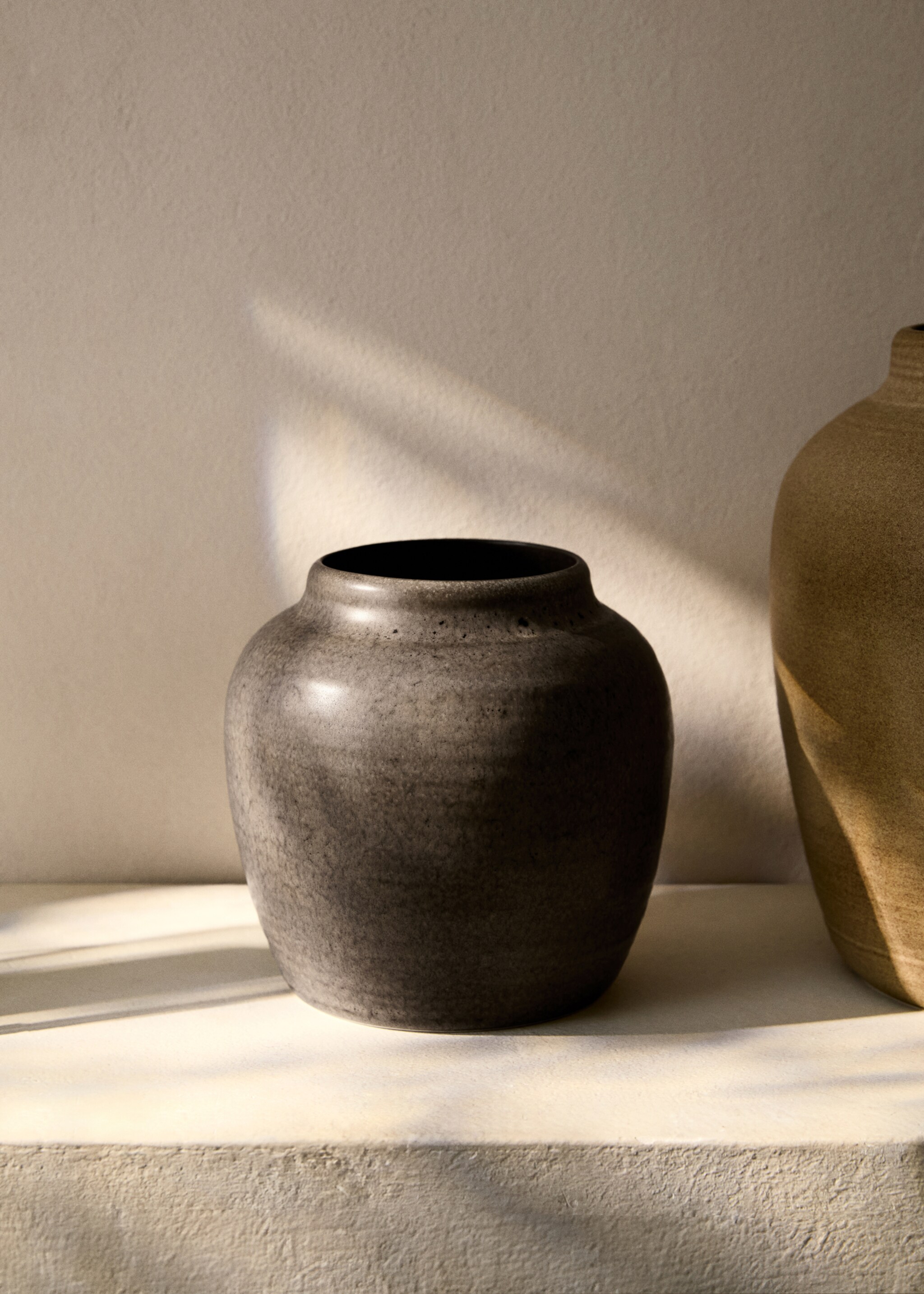 Small ceramic vase with bulbous design - General plane
