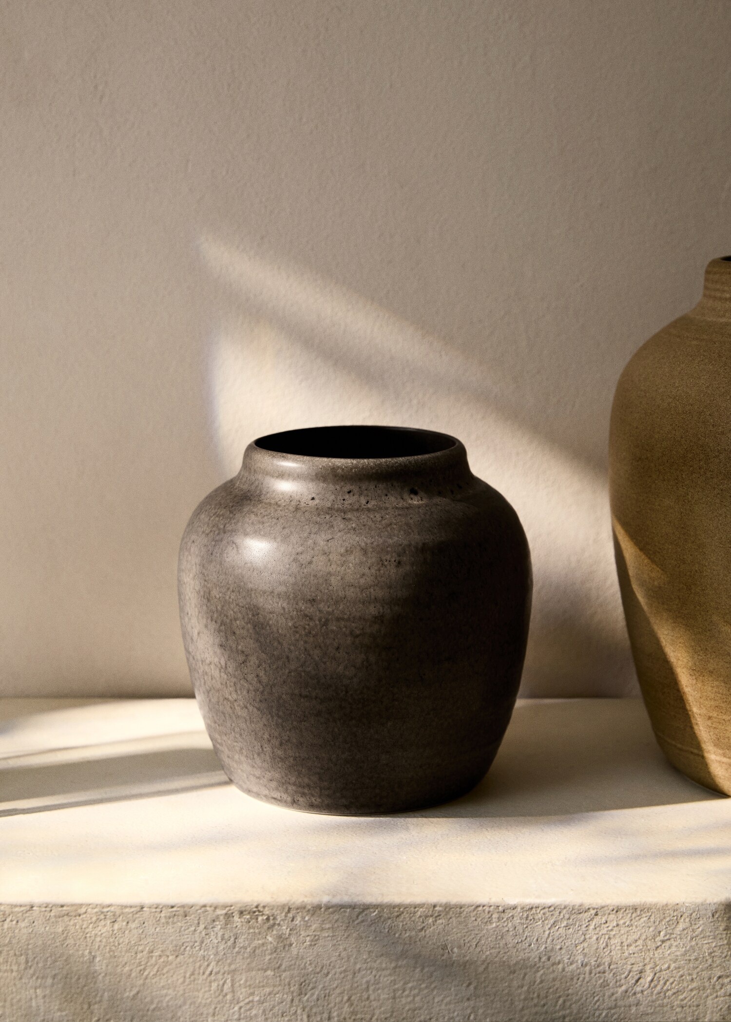 Mały wazon ceramiczny o pękatym kształcie - Plan ogólny