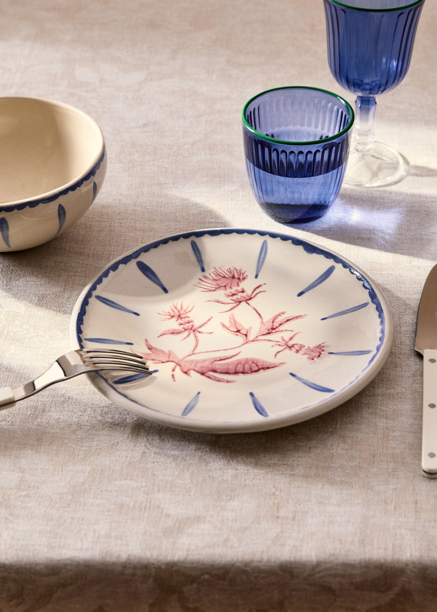Hand-painted terracotta dessert plate - General plane