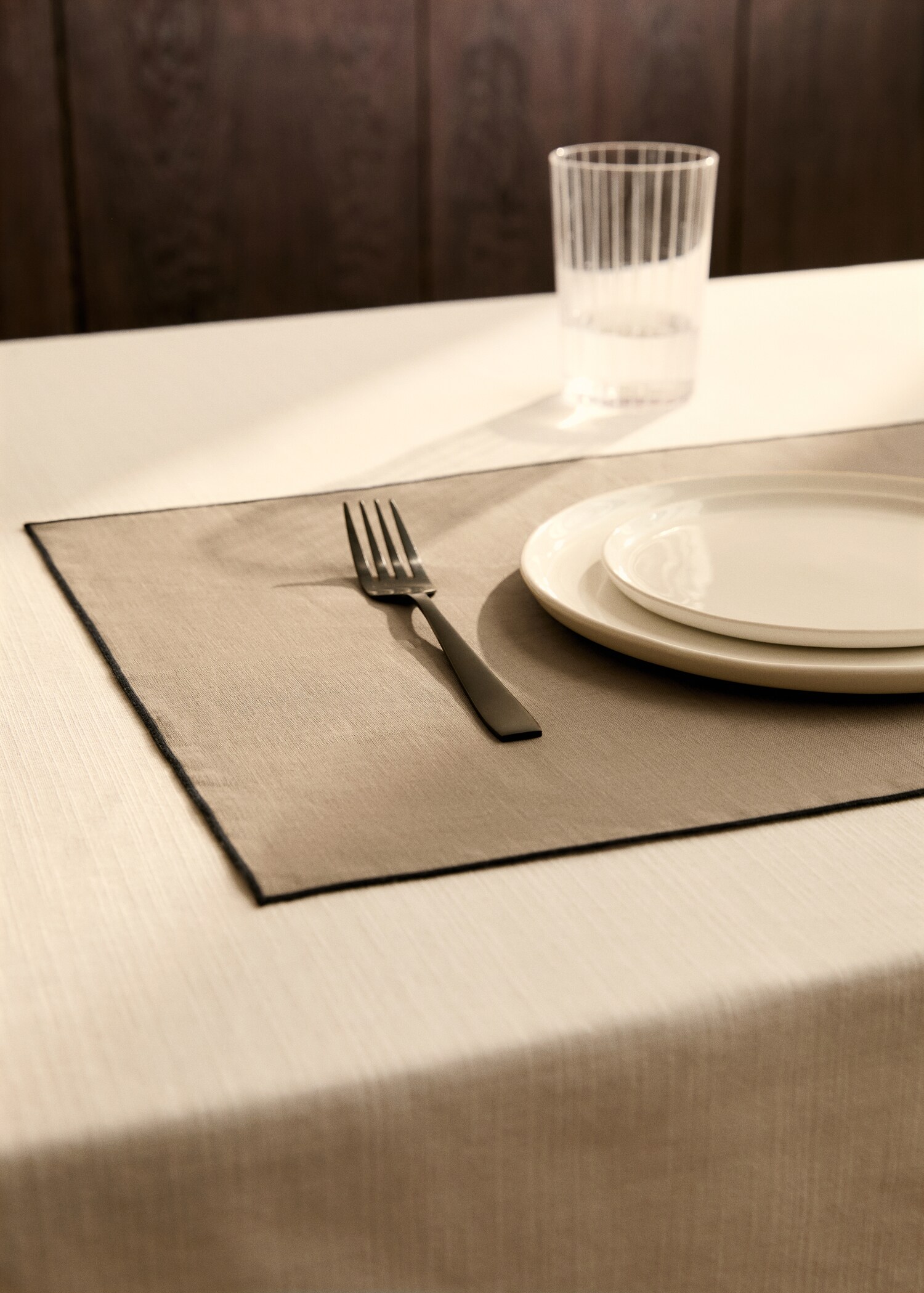 Linen placemat with ribbed detail - General plane