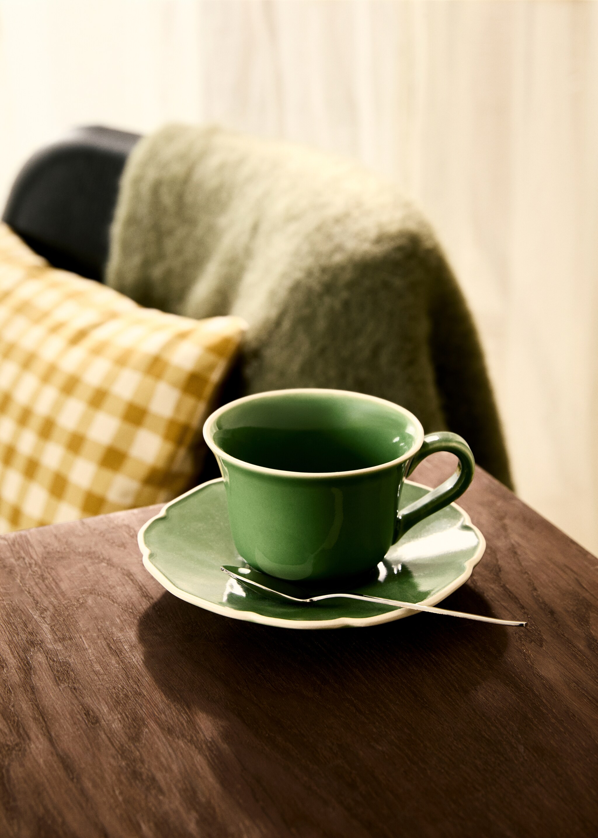 Stoneware tea cup with waves - General plane