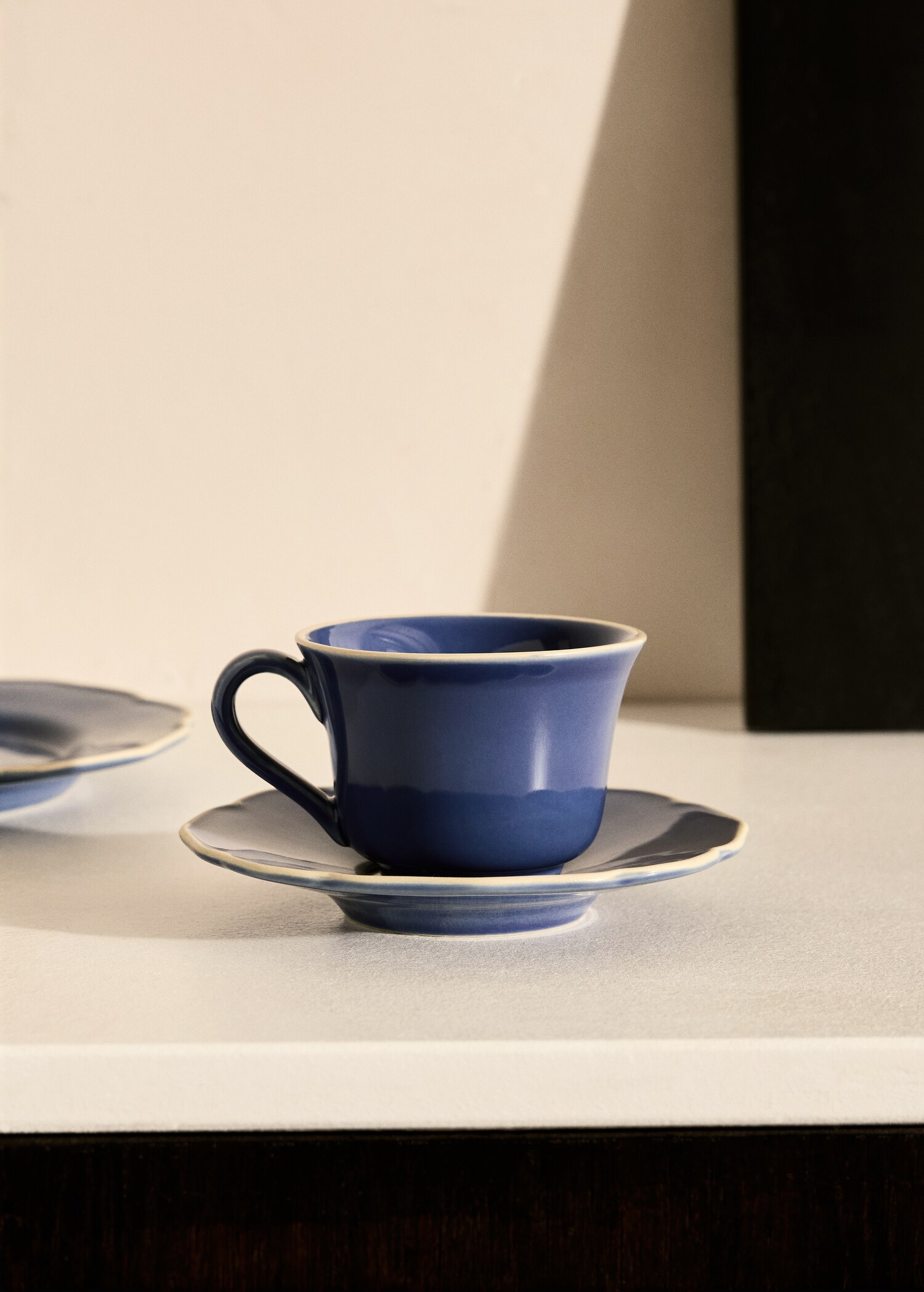 Stoneware tea cup with waves - General plane