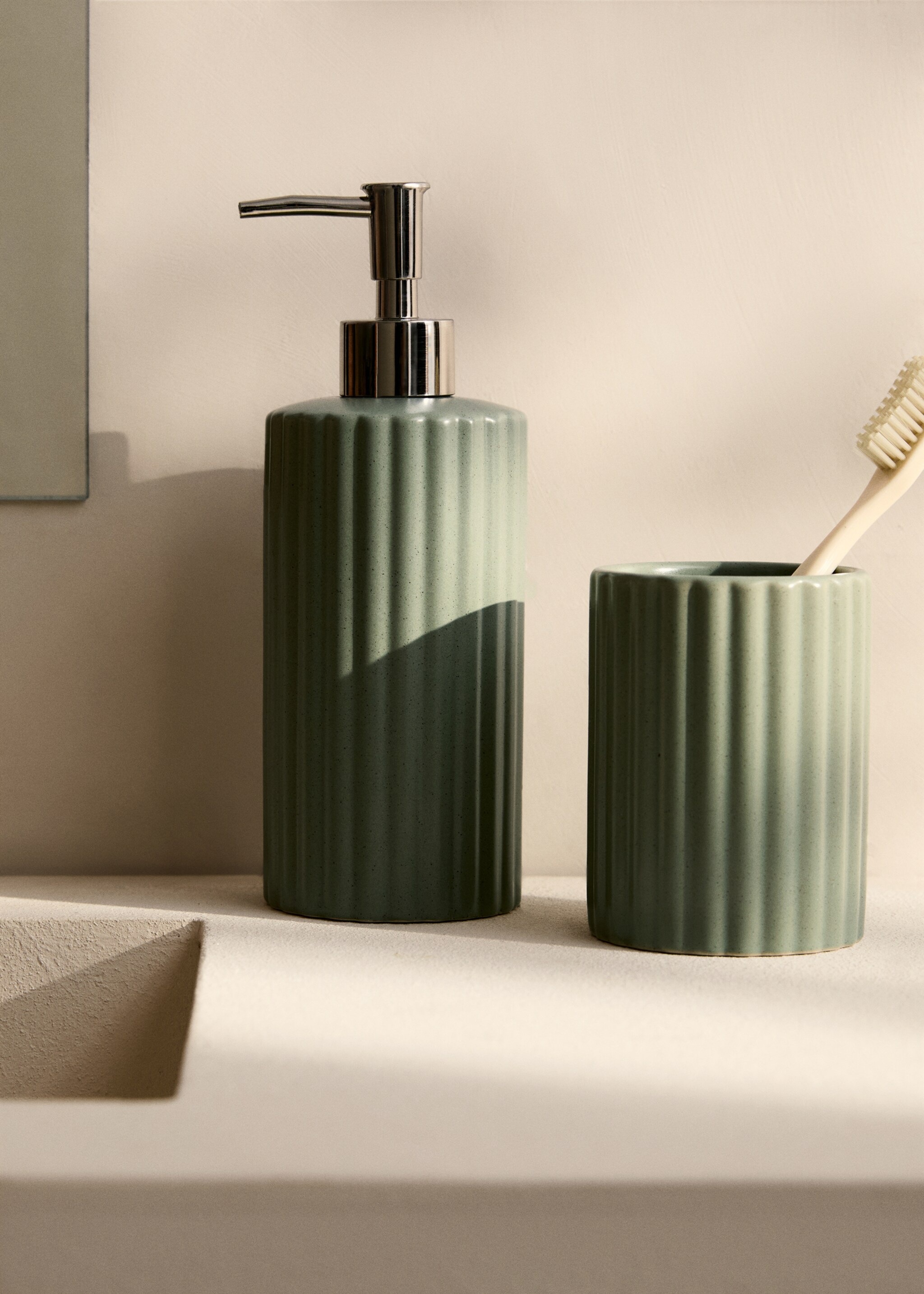 Striped stoneware soap dispenser - General plane