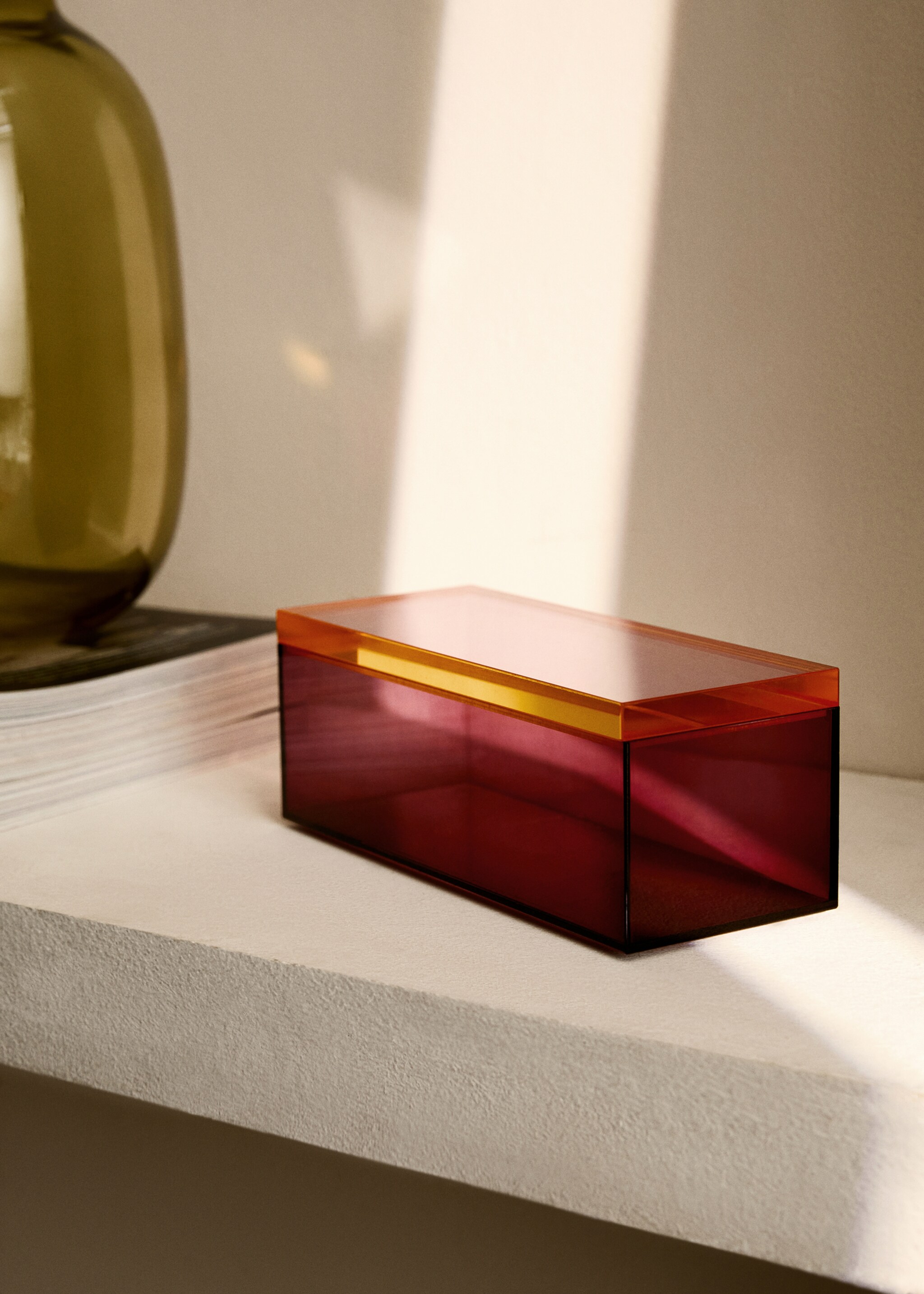 Large two-tone acrylic box - General plane