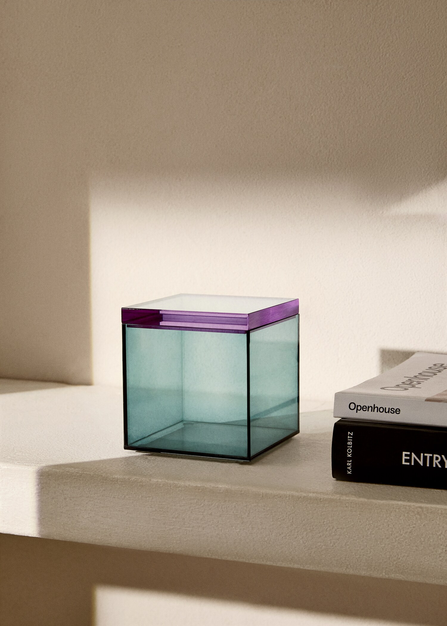 Medium two-tone acrylic box - General plane