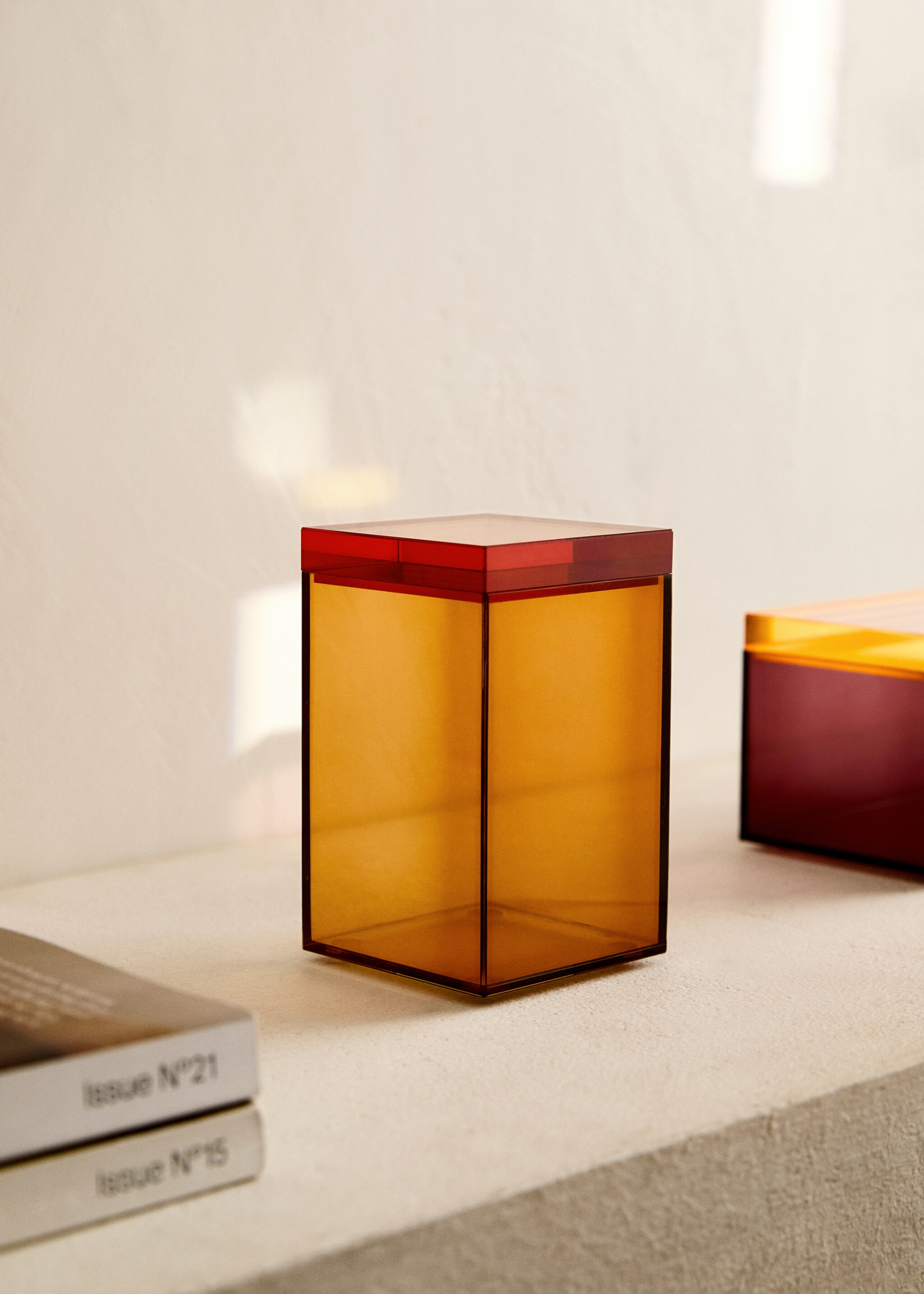 Small two-tone acrylic box - General plane