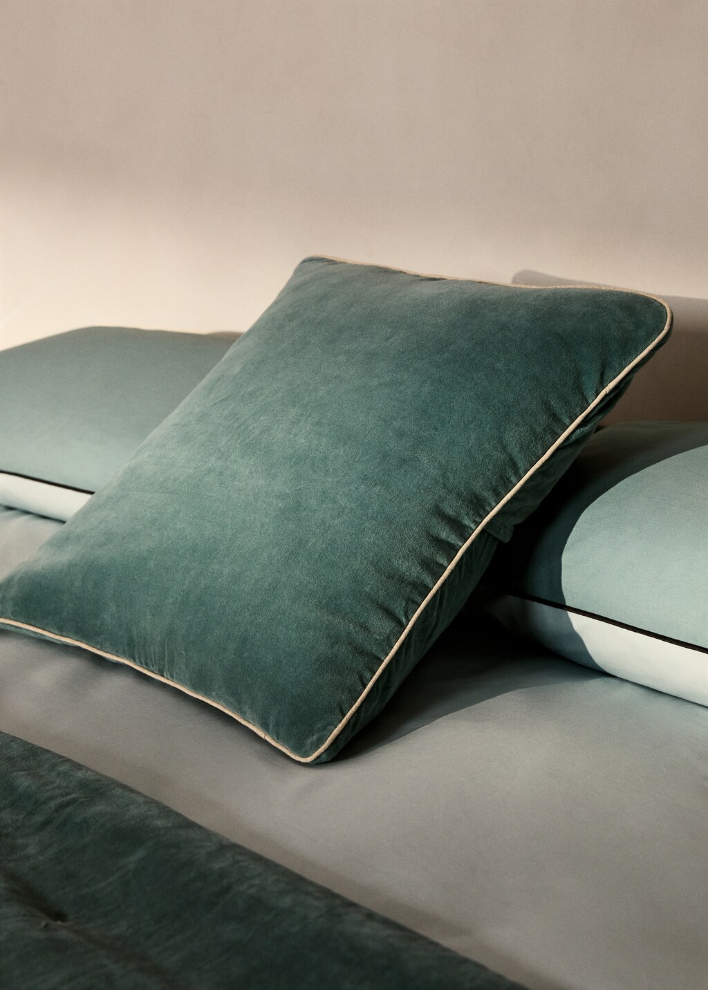 Velvet cushion cover with seam detail 50x50 cm