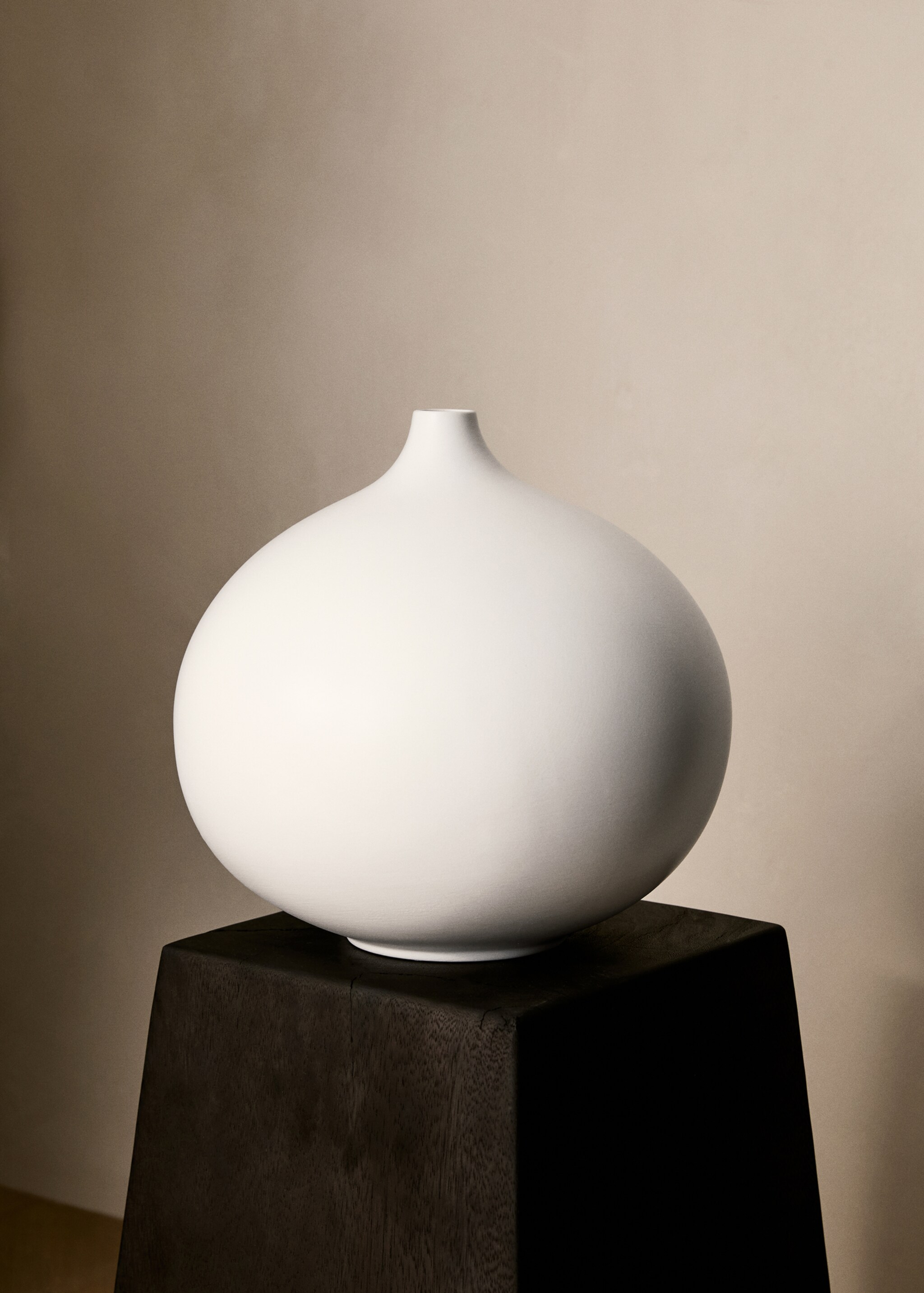 Round earthenware vase - General plane