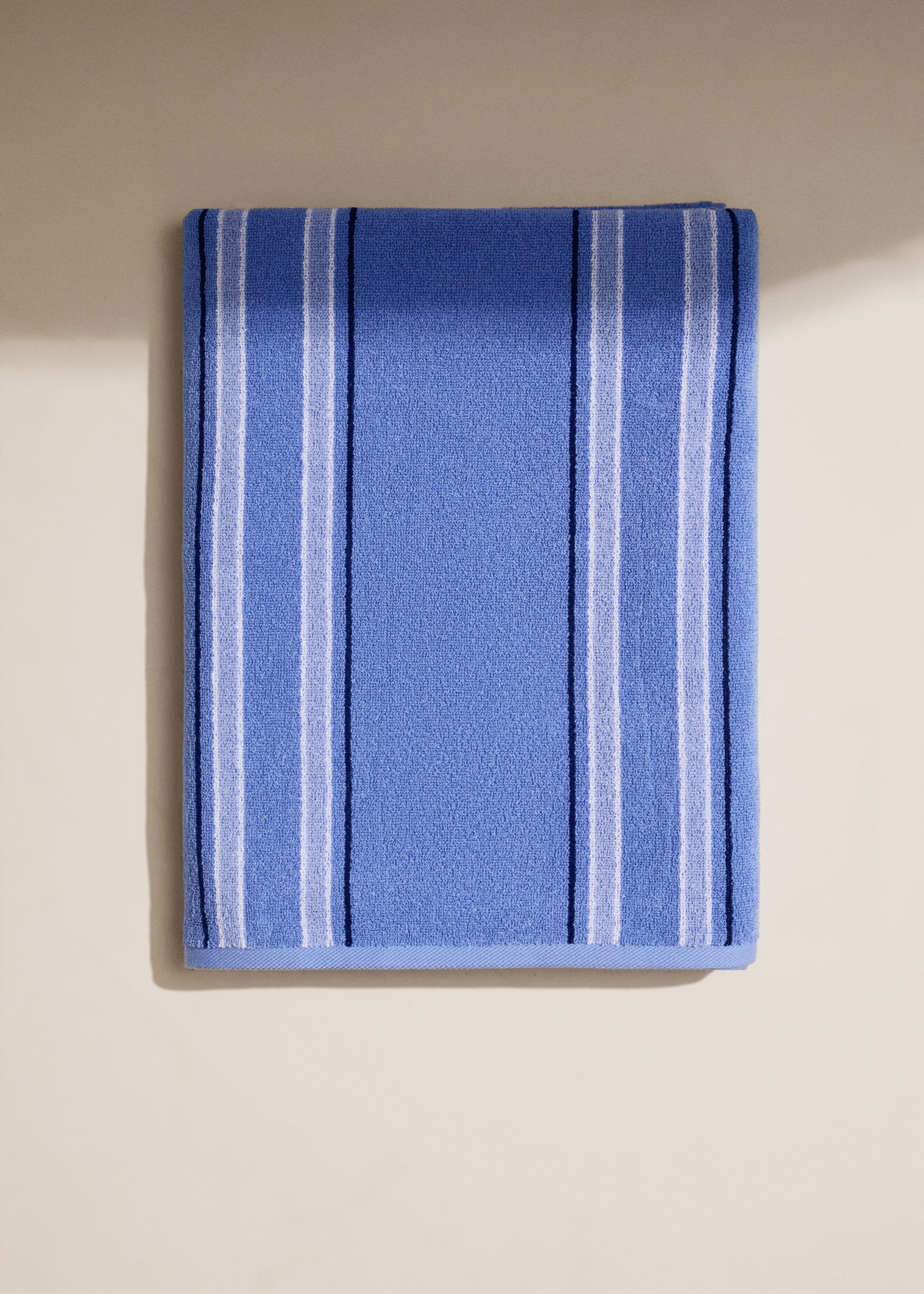 Multi-coloured striped beach towel - General plane